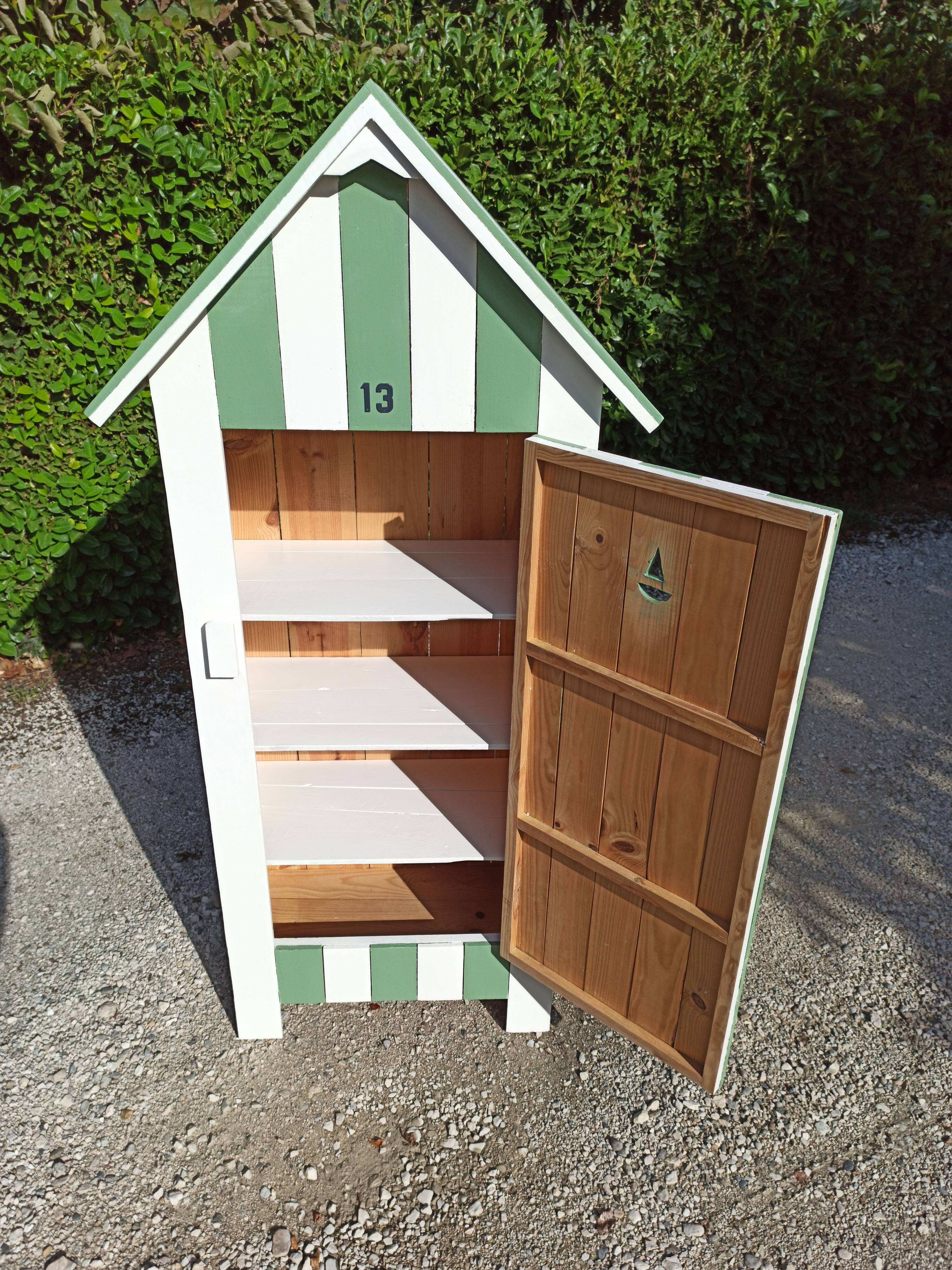 Beach cabin, children's wardrobe