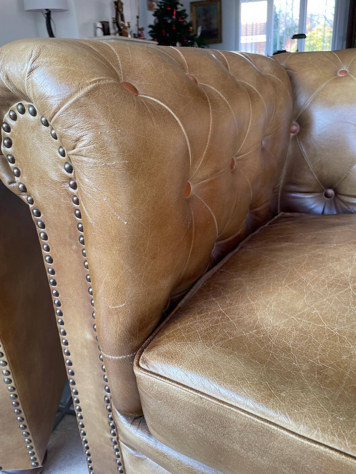 Fauteuils Chesterfield cuir marron vieilli - Style anglais chic, TBE