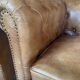 Fauteuils Chesterfield cuir marron vieilli - Style anglais chic, TBE