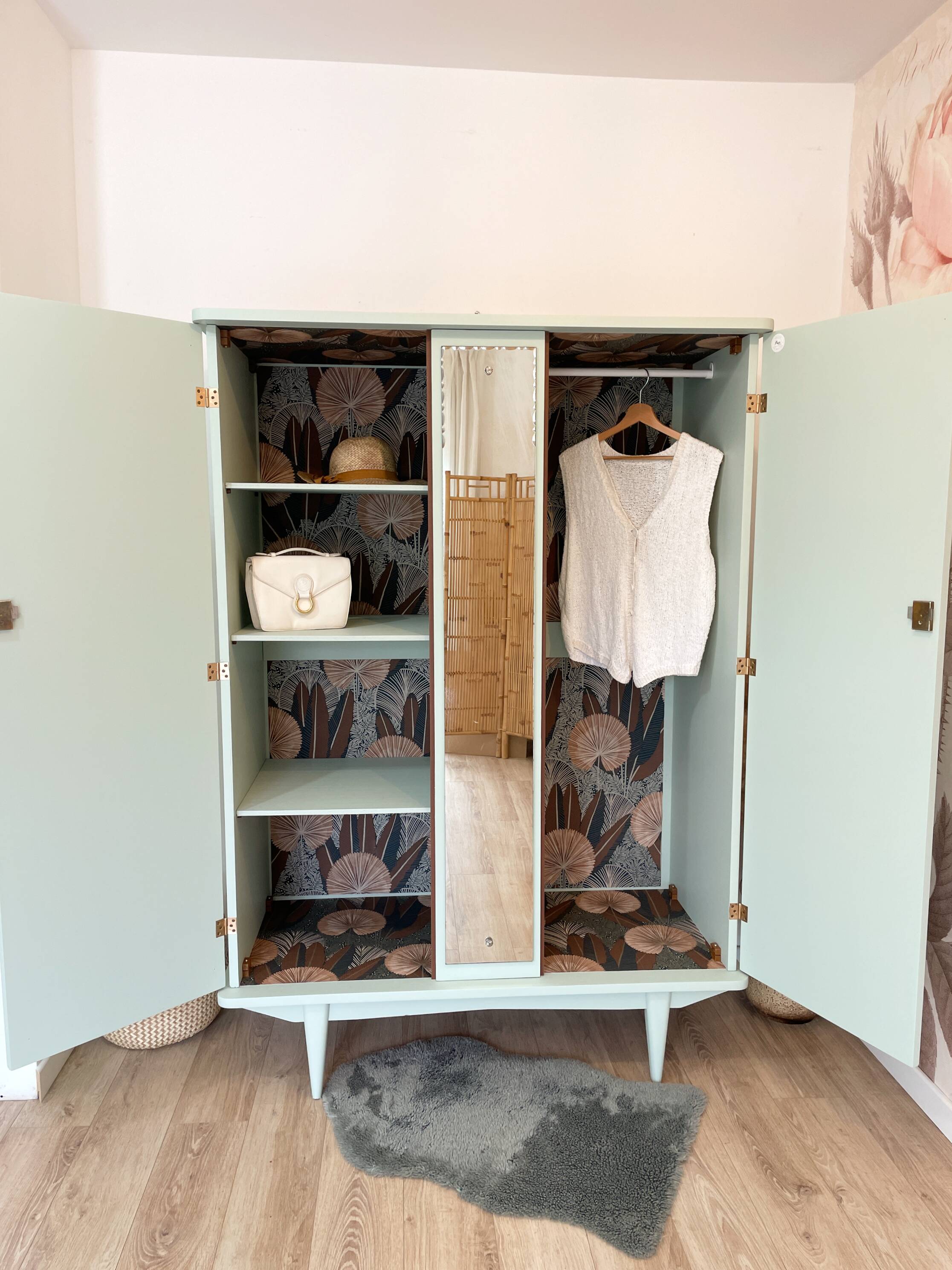 Armoire des années 70 revisitée - Vert pastel