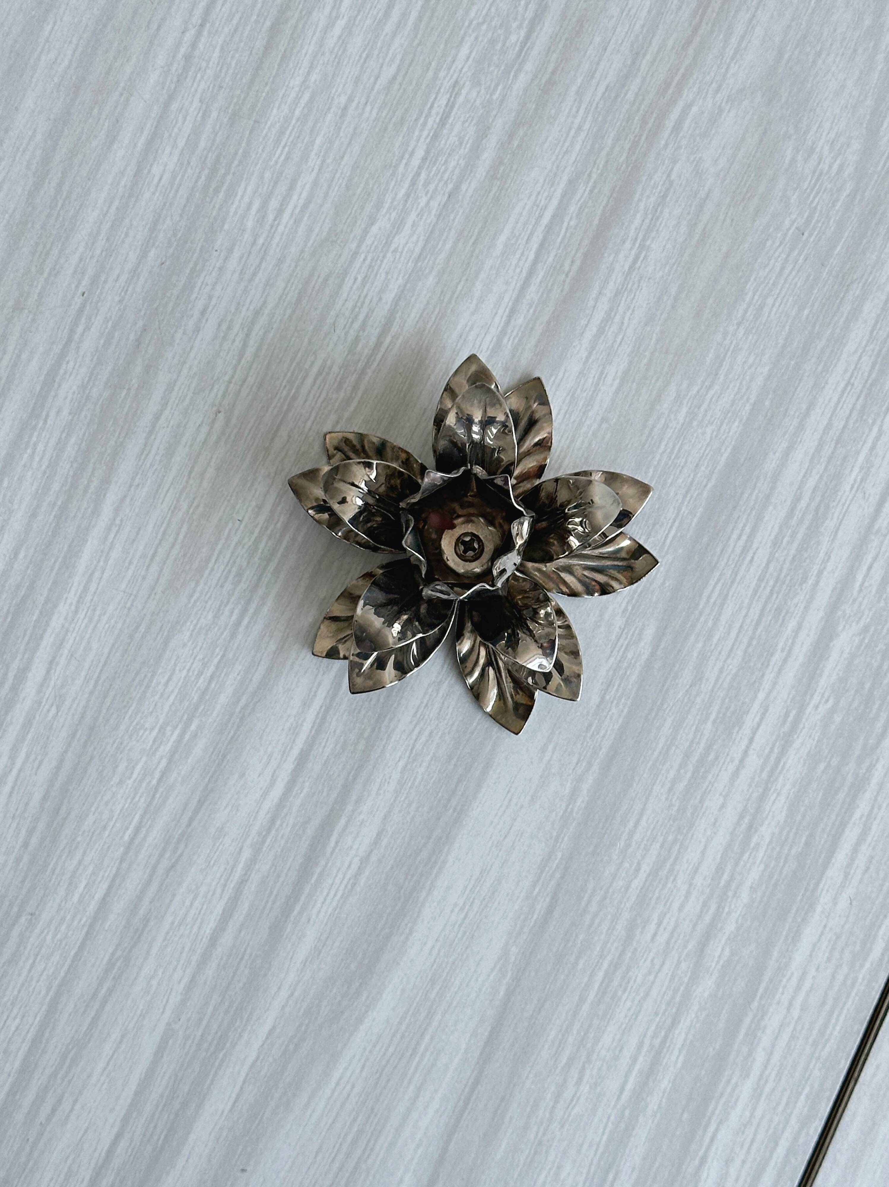 Light metal flower candlestick
