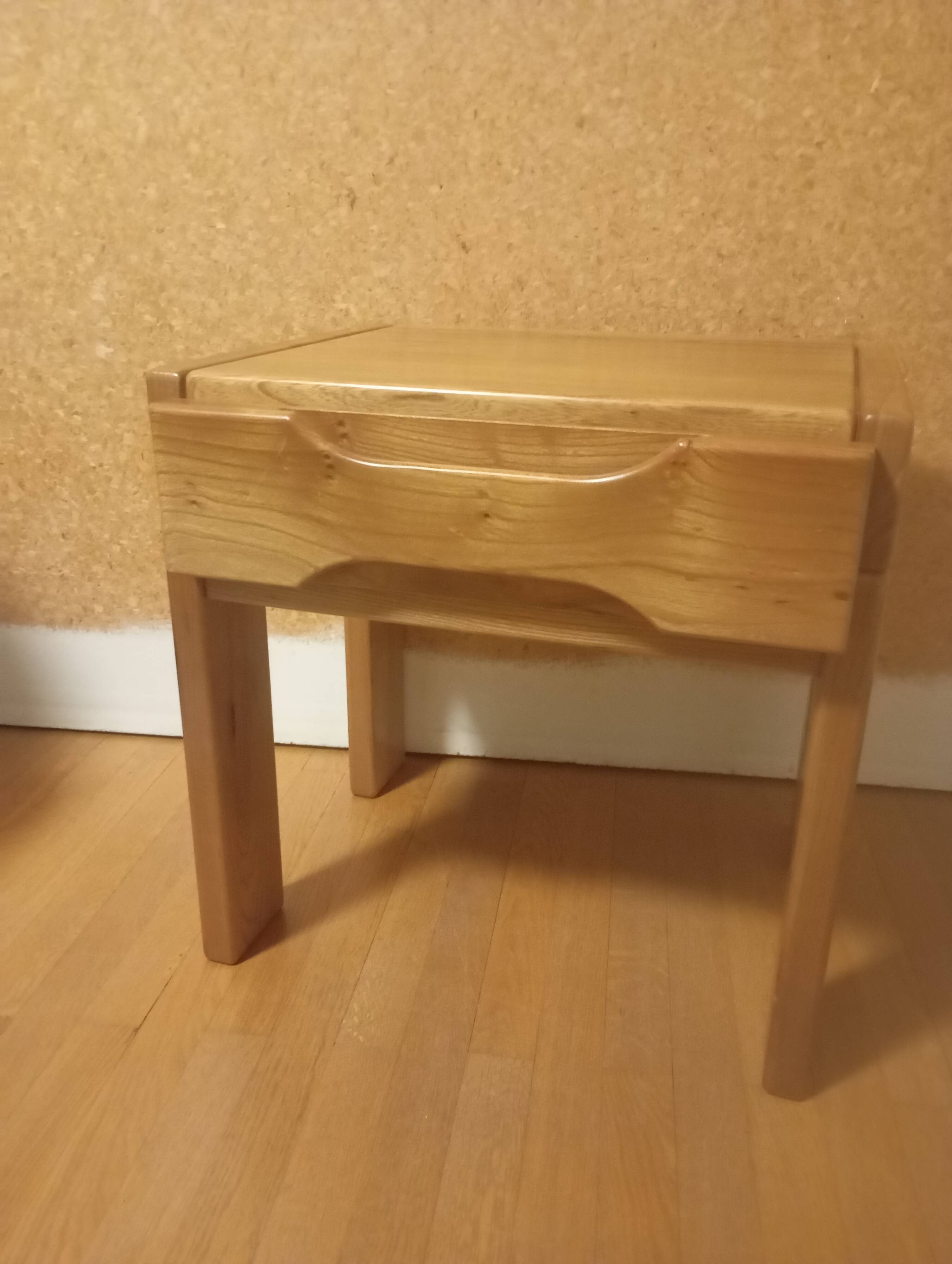 Regain bedside table in solid elm