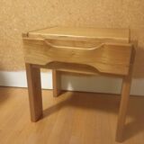 Regain bedside table in solid elm