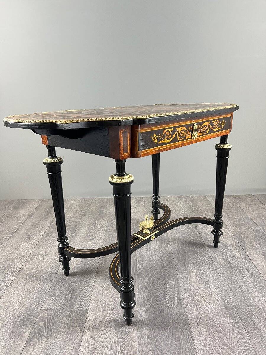 Writing table in Napoléon III style with marquetry and gilded bronzes, 19th century.