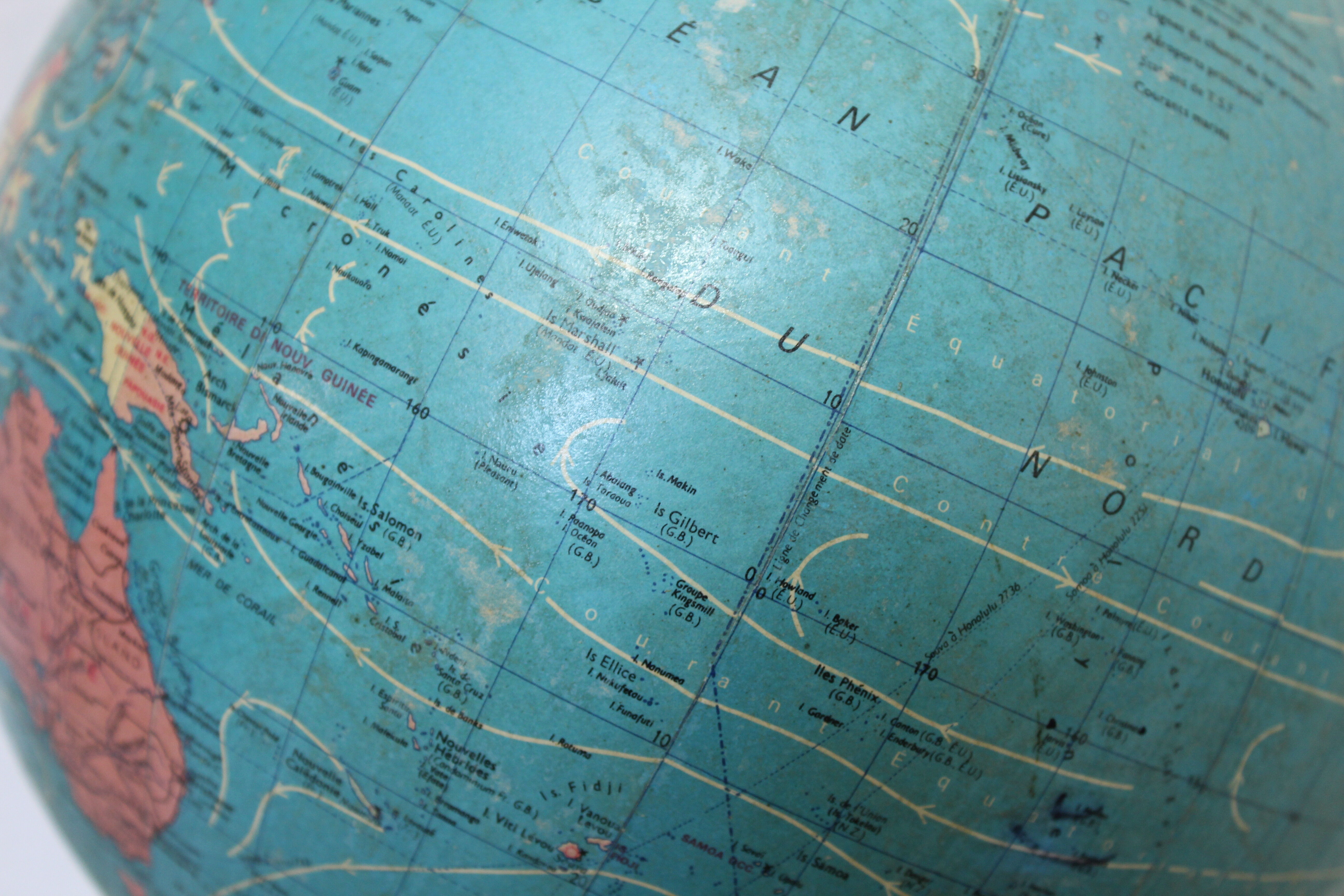 Luminous world map in tripod glass