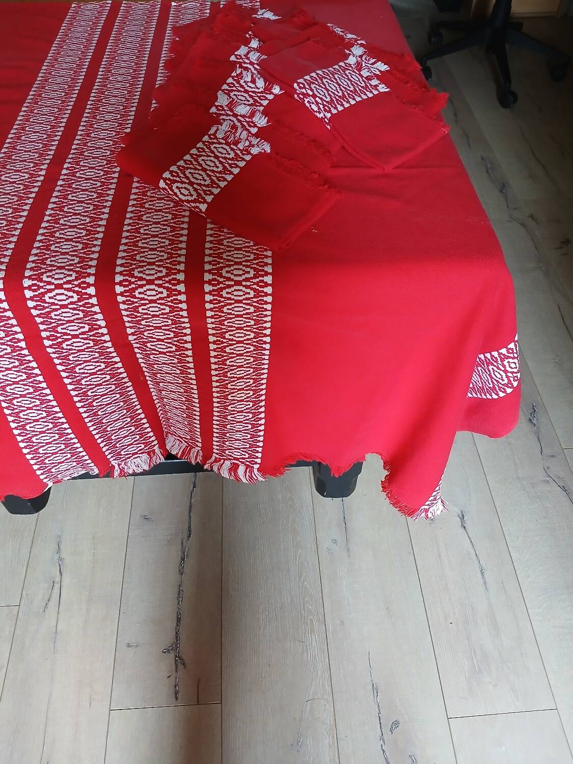 Tablecloth + 12 old napkins