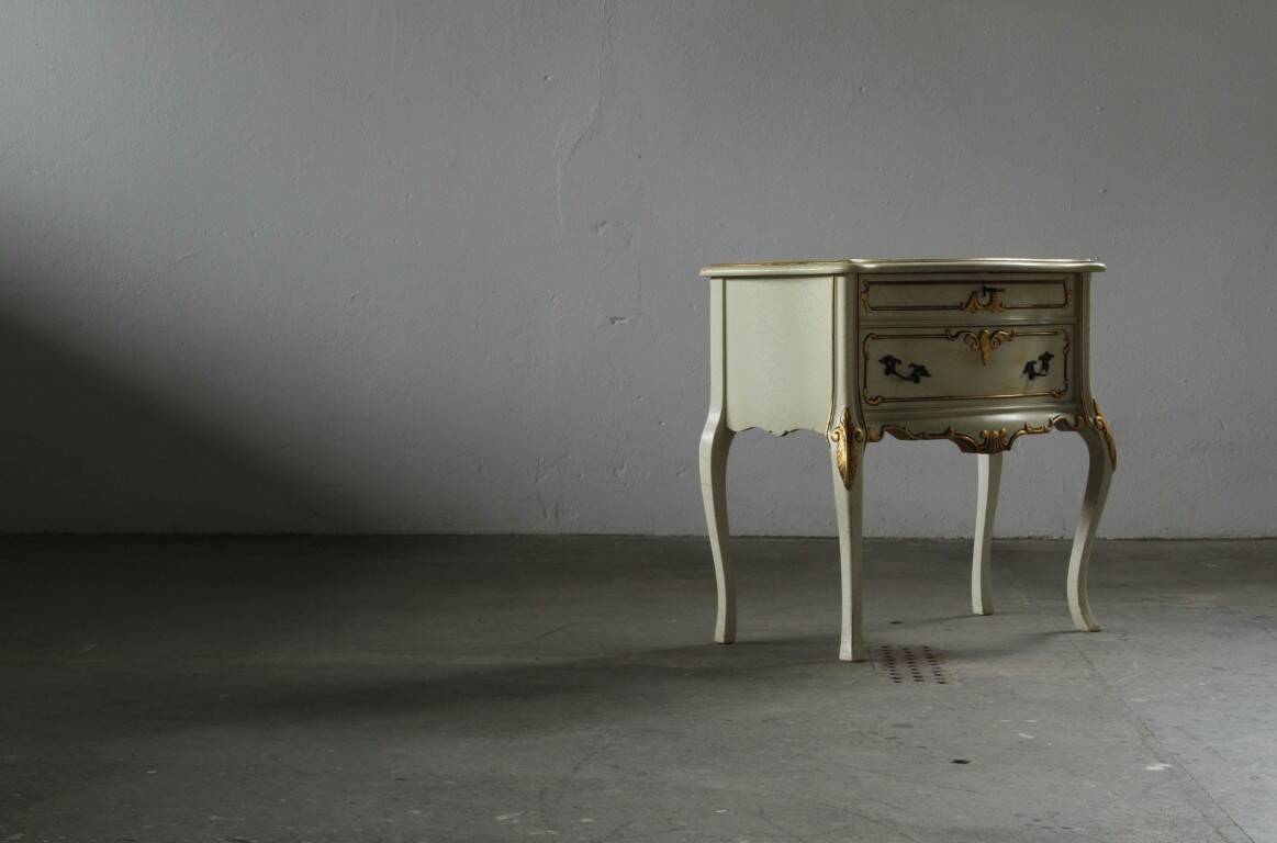 Vintage pair of 20th century Venetian Baroque style nightstands in painted wood