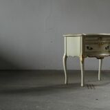 Vintage pair of 20th century Venetian Baroque style nightstands in painted wood