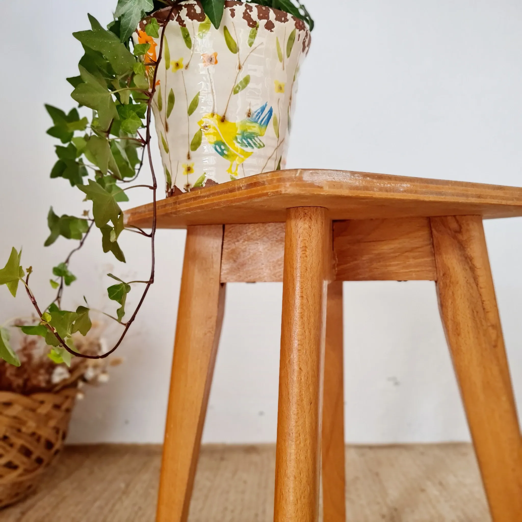 Vintage wooden stool with tapered legs - 1960s / Mid-Century
