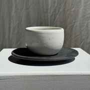 Tasse blanche en céramique indonésienne et soucoupe grise