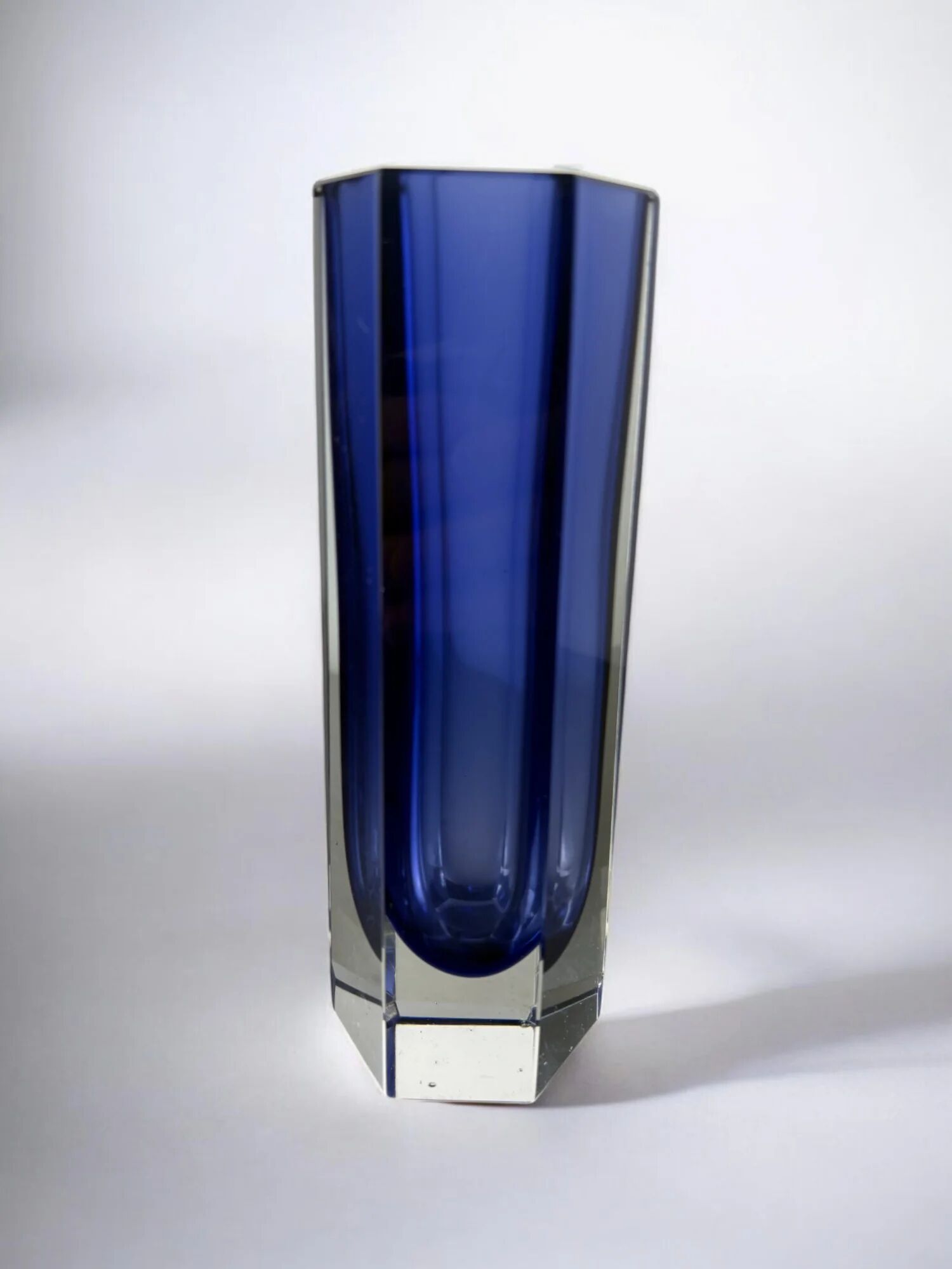 Vase Sommerso par Seguso, verre facetté bleu, Murano, Italie, années 1970