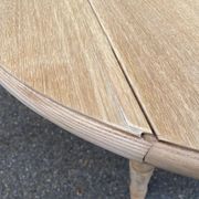 Table à manger ronde volets extensible Louis Philippe décapée en chêne brut