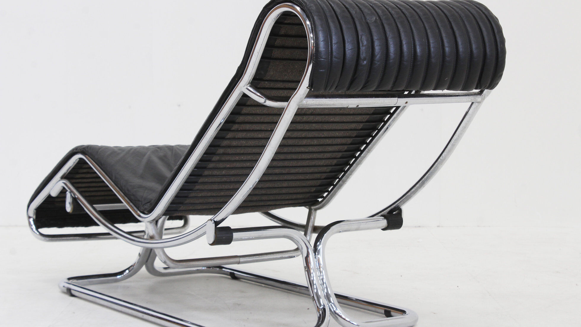 Vintage Italian chaise lounge chair chrome and leather by Guido Faleschini 1970s