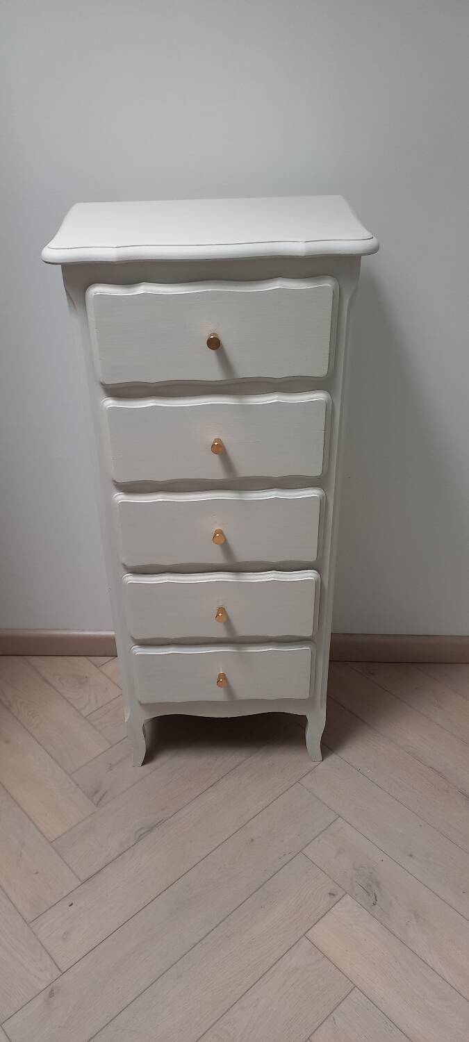 Old chest of drawers