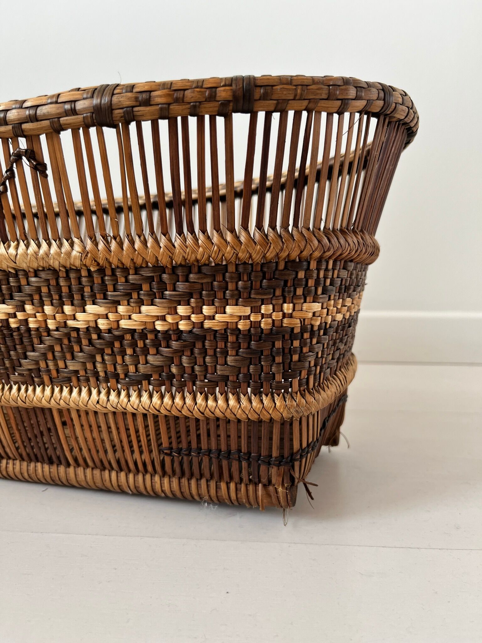 Pot cover in wicker and rattan