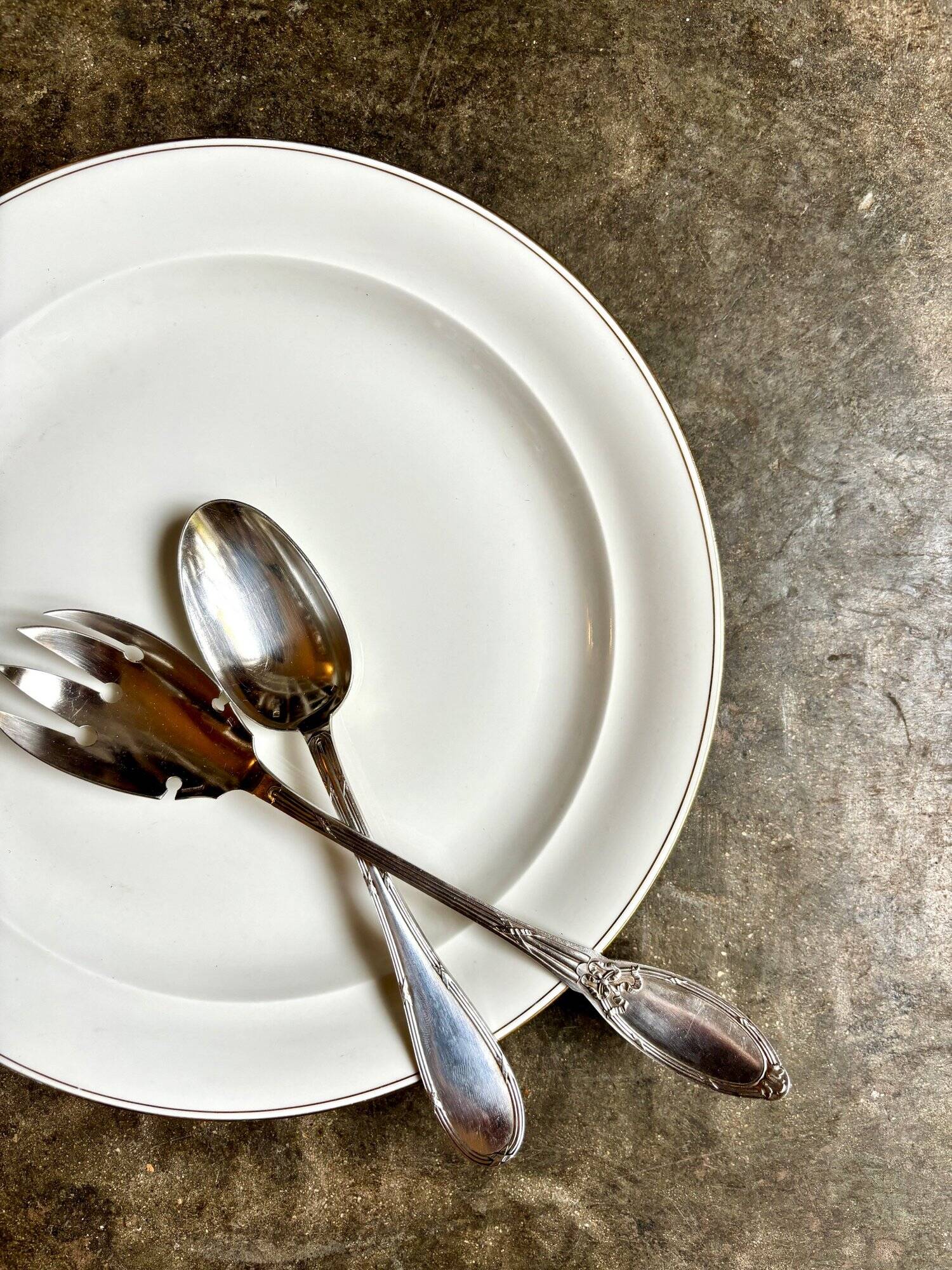 Plat rond en porcelaine blanche et dorée