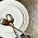 Plat rond en porcelaine blanche et dorée