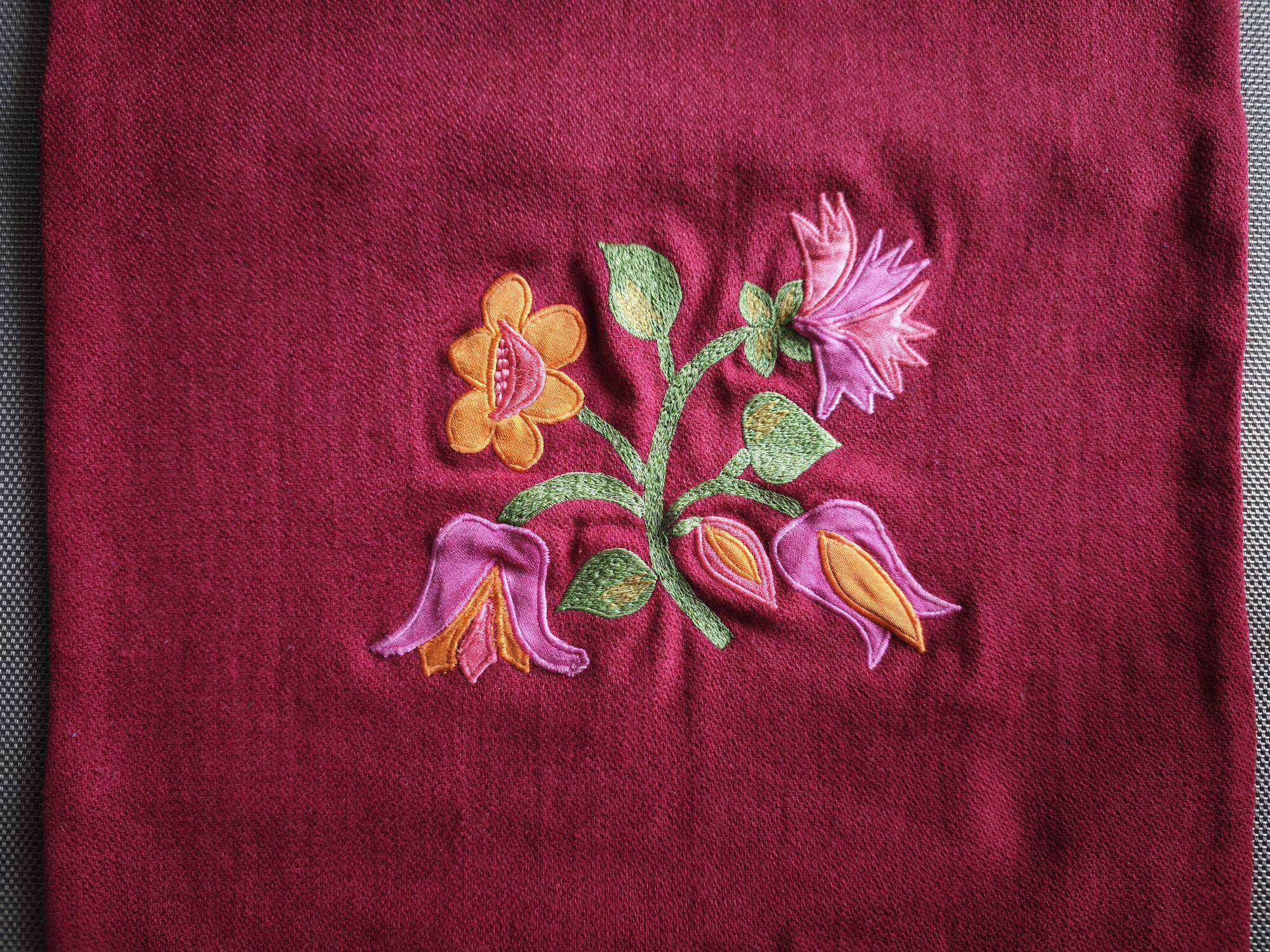 Wool cushion cover 40 x 40cm - Embroidered floral pattern