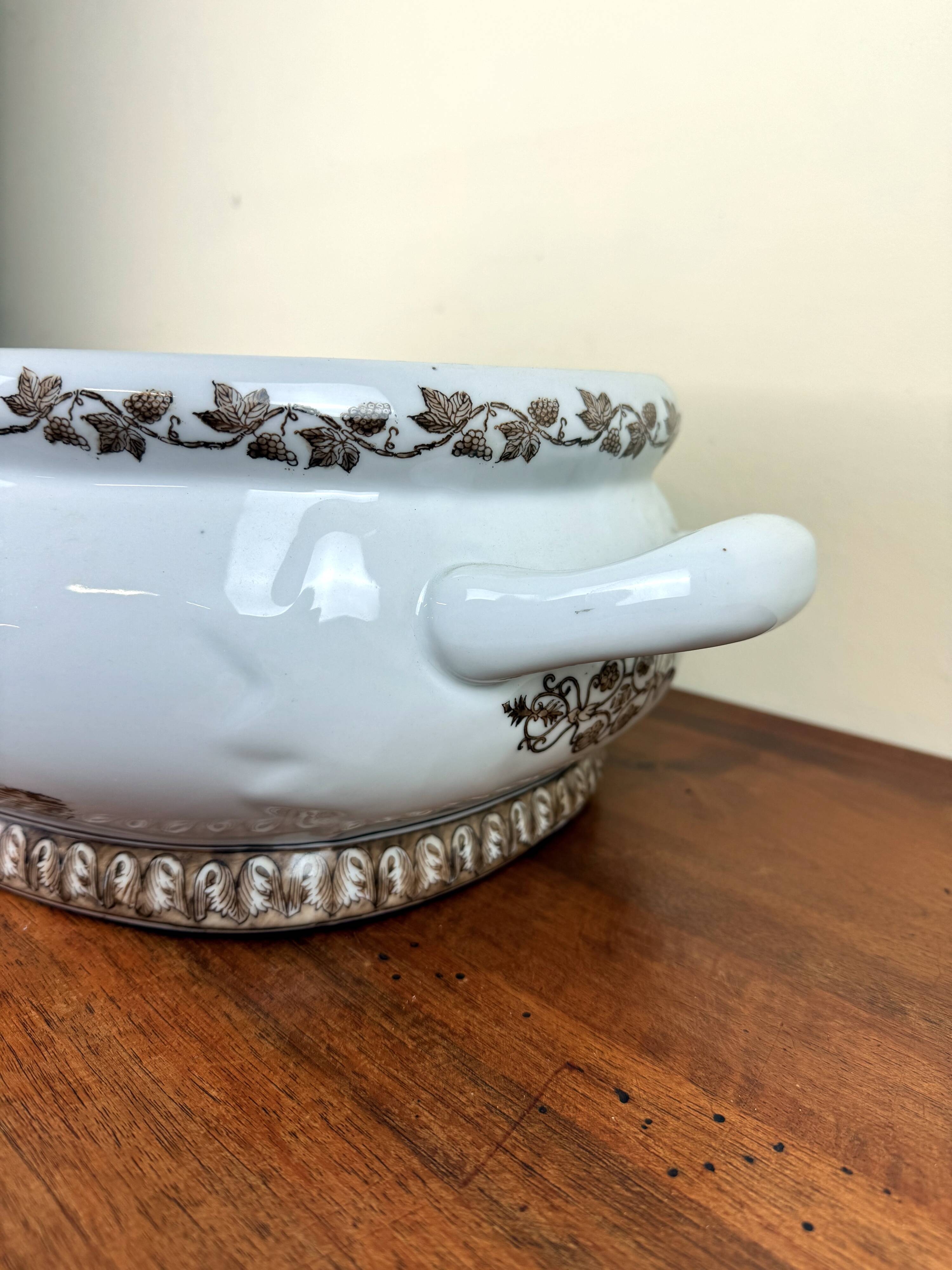 Château de Toussicourt: very important centerpiece planter in enamelled earthenware