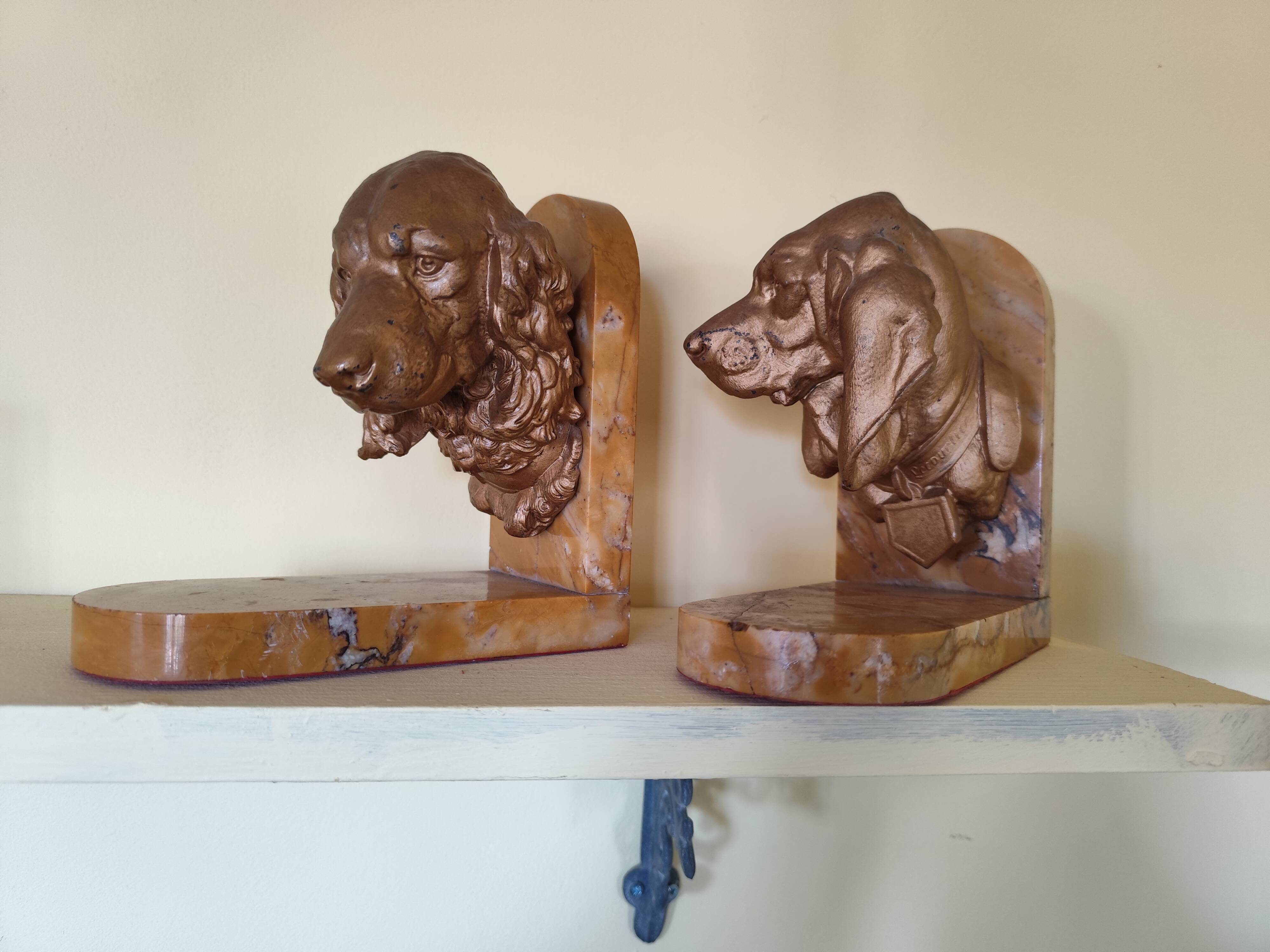 Pair of dog head bookends in spelter on marble slab, signed Lecourtier - sculptures
