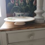 Flat on pedestal