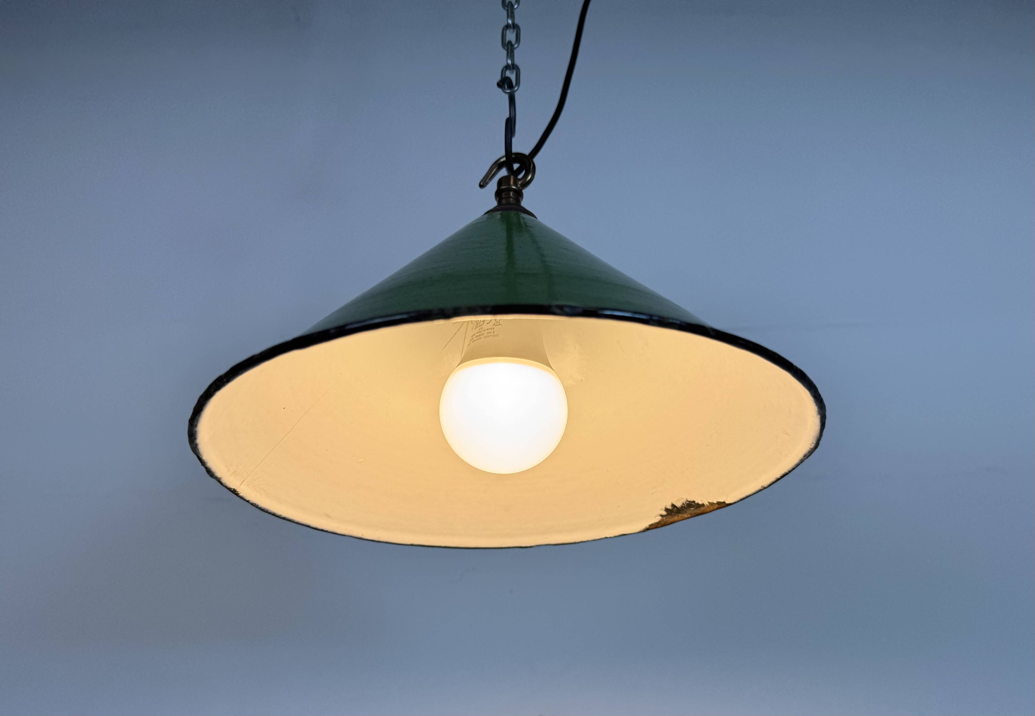 Suspension industrielle en tôle émaillée verte, années 1950