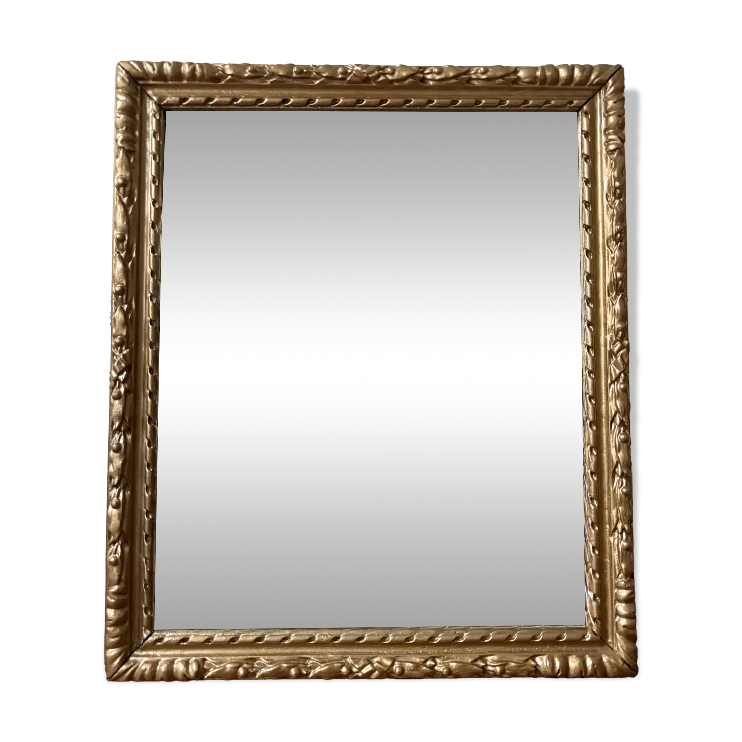 Bevelled mirror in carved gilded wood