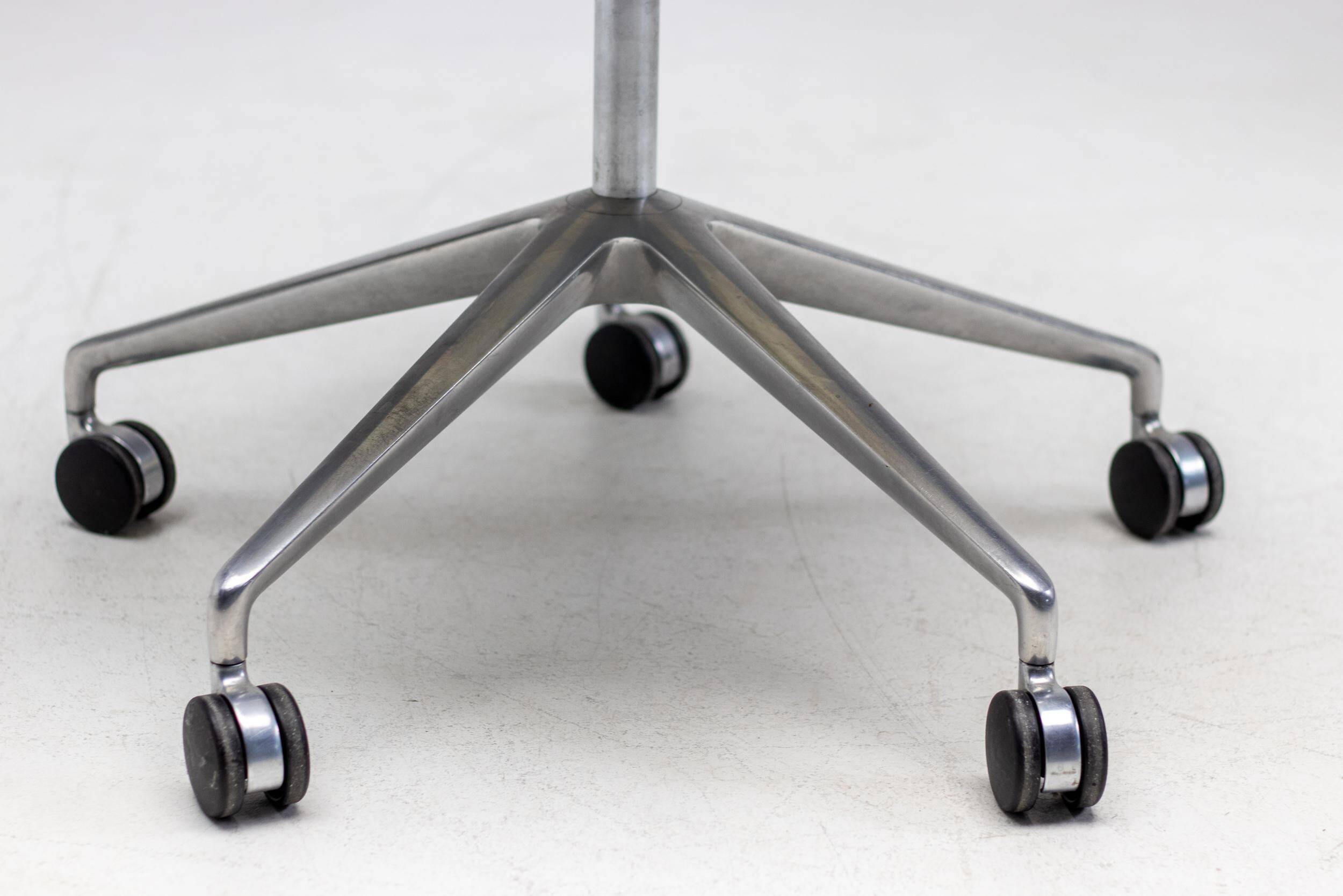 Neuf chaises à dossier haut en cuir blanc sur roulettes par Fabricius & Kastholm.