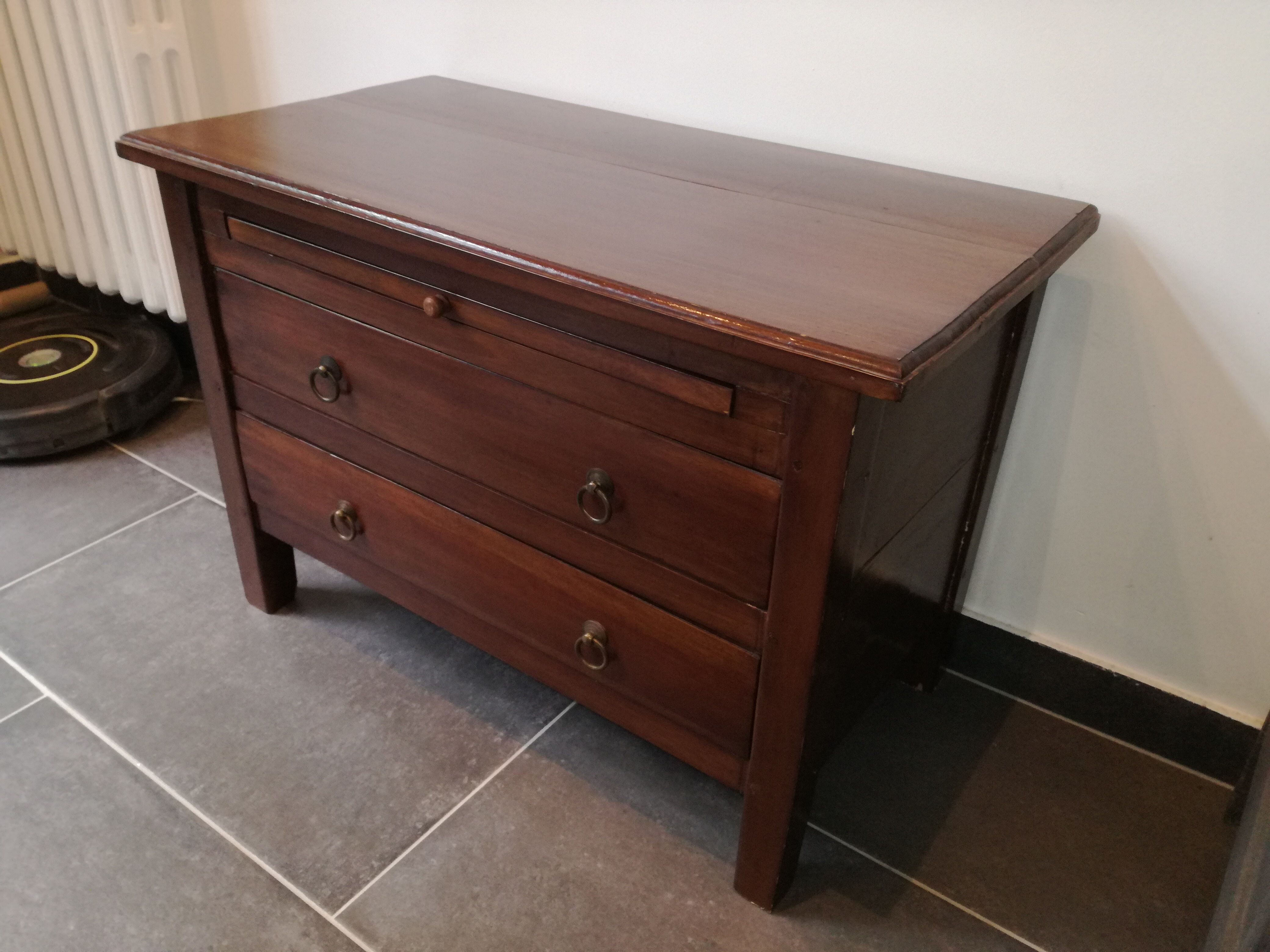 Colonial-style back-up furniture