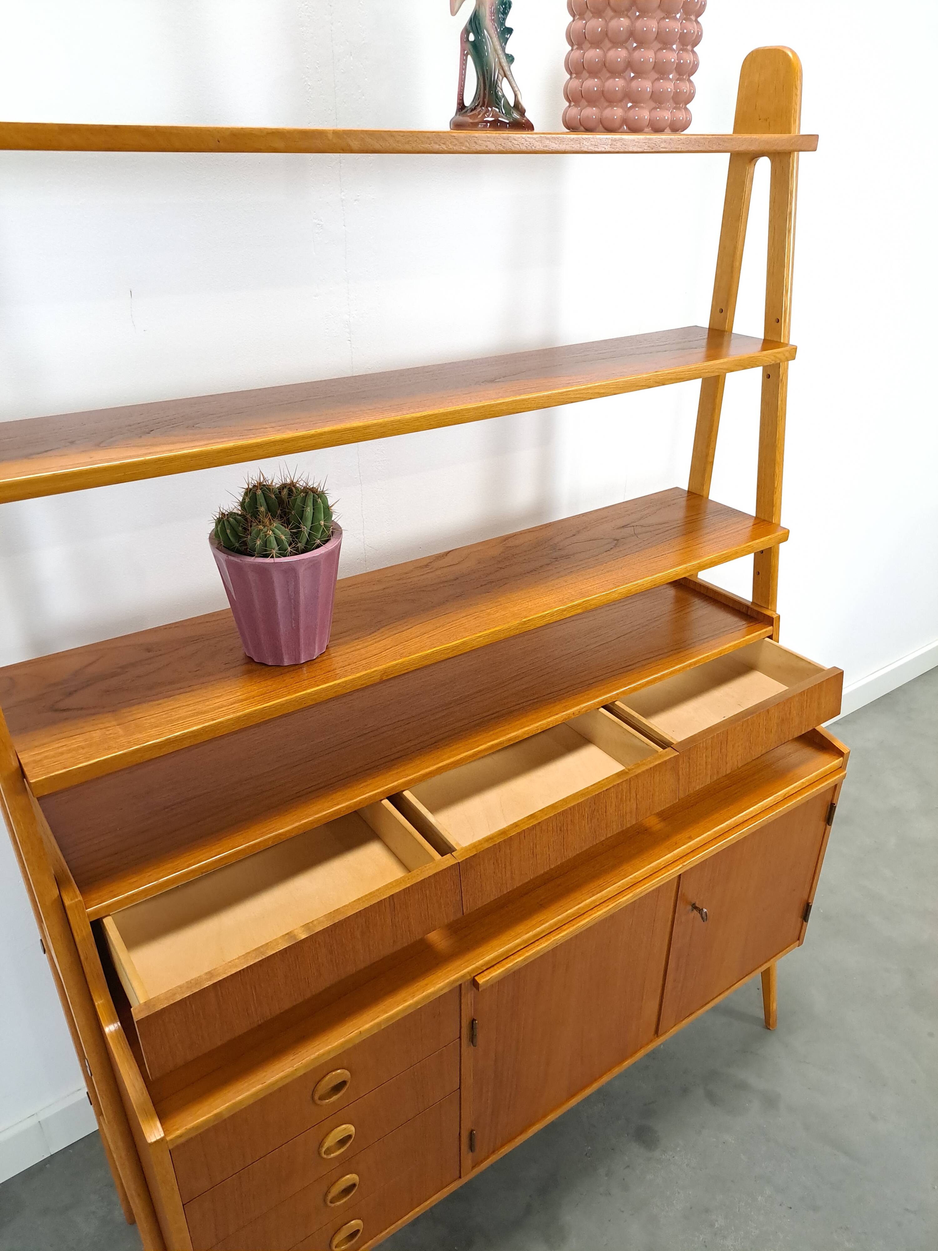 Teak fineer kast uit Zweden met lades, legplank en uitschuifbare plank