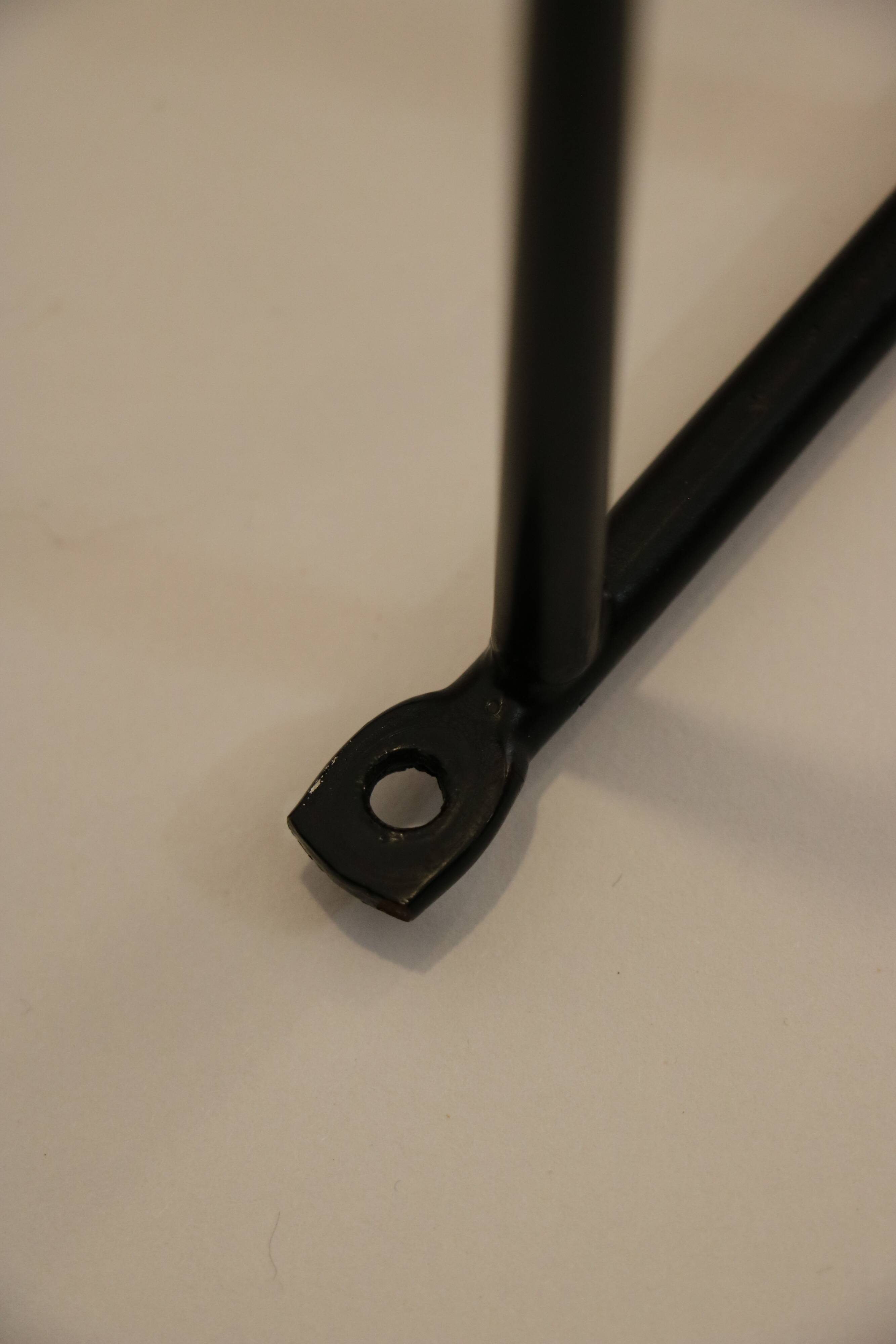 String shelf in wood and black metal