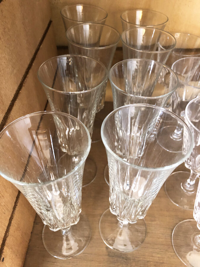 8 molded glass champagne flutes, 1970