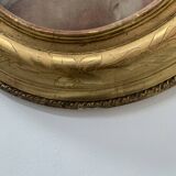 Oval frame with pediment in wood and gilded plaster, 19th century