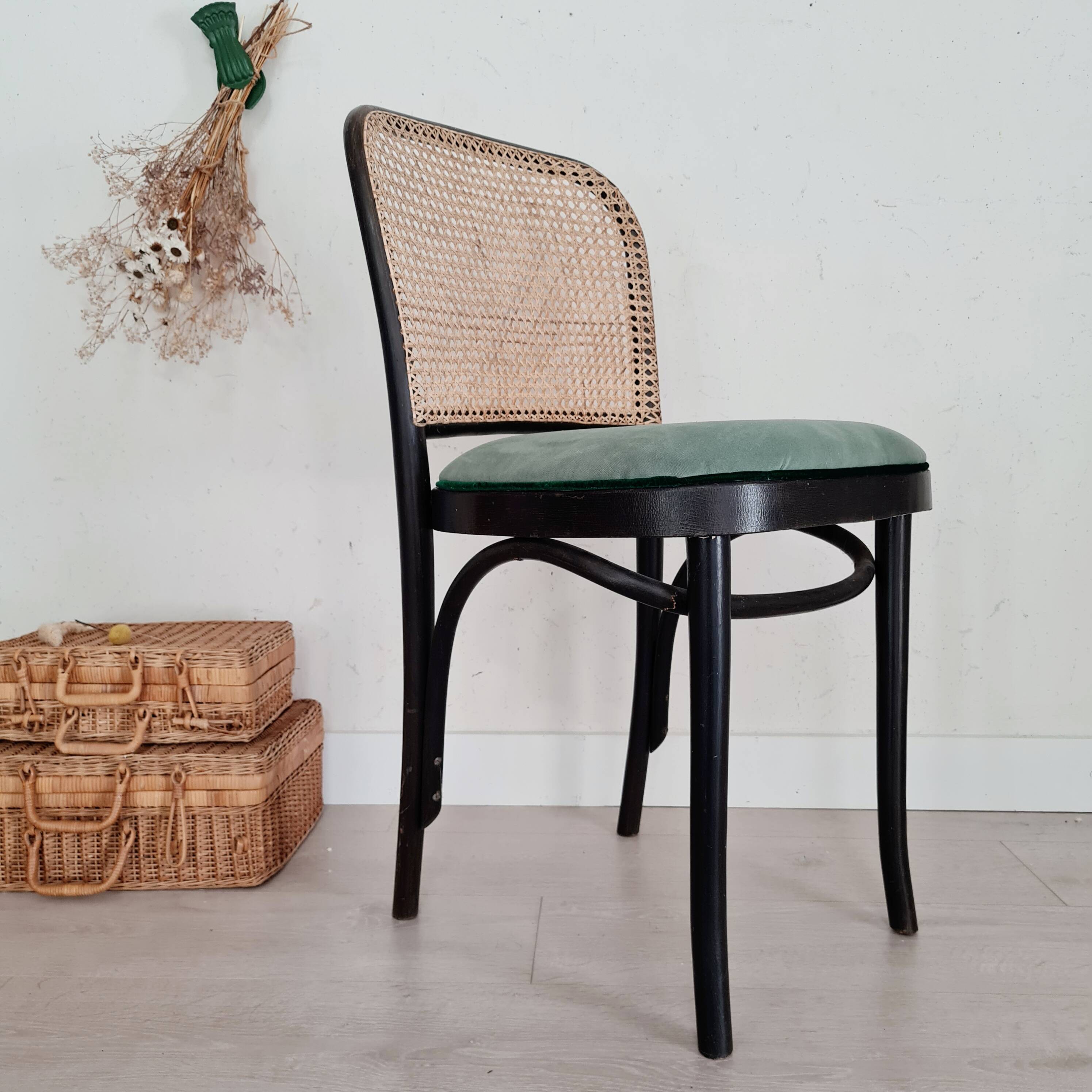 Chaises bistrot bois courbé noir, cannage et velours
