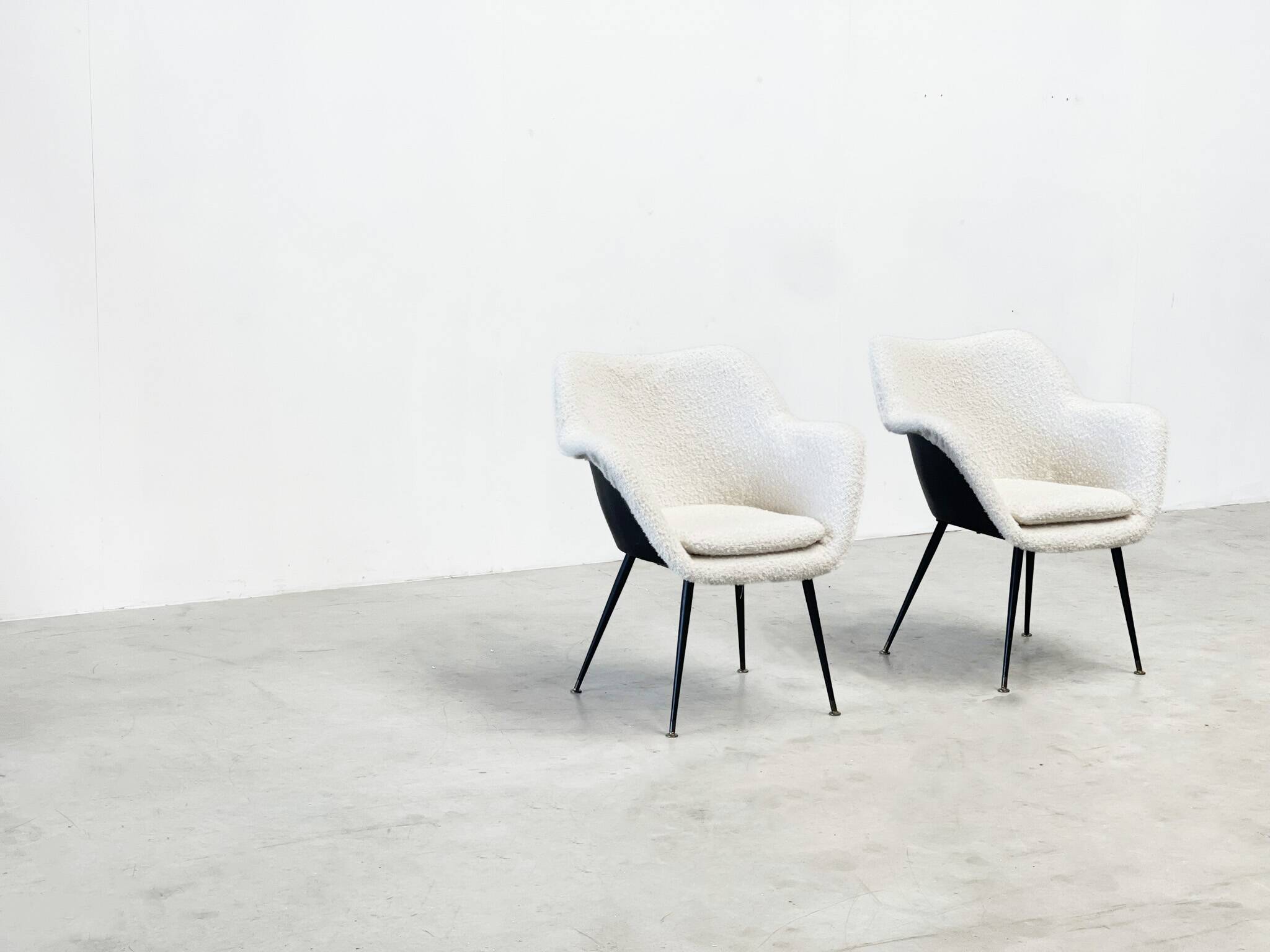 Boucle lounge / easy chairs