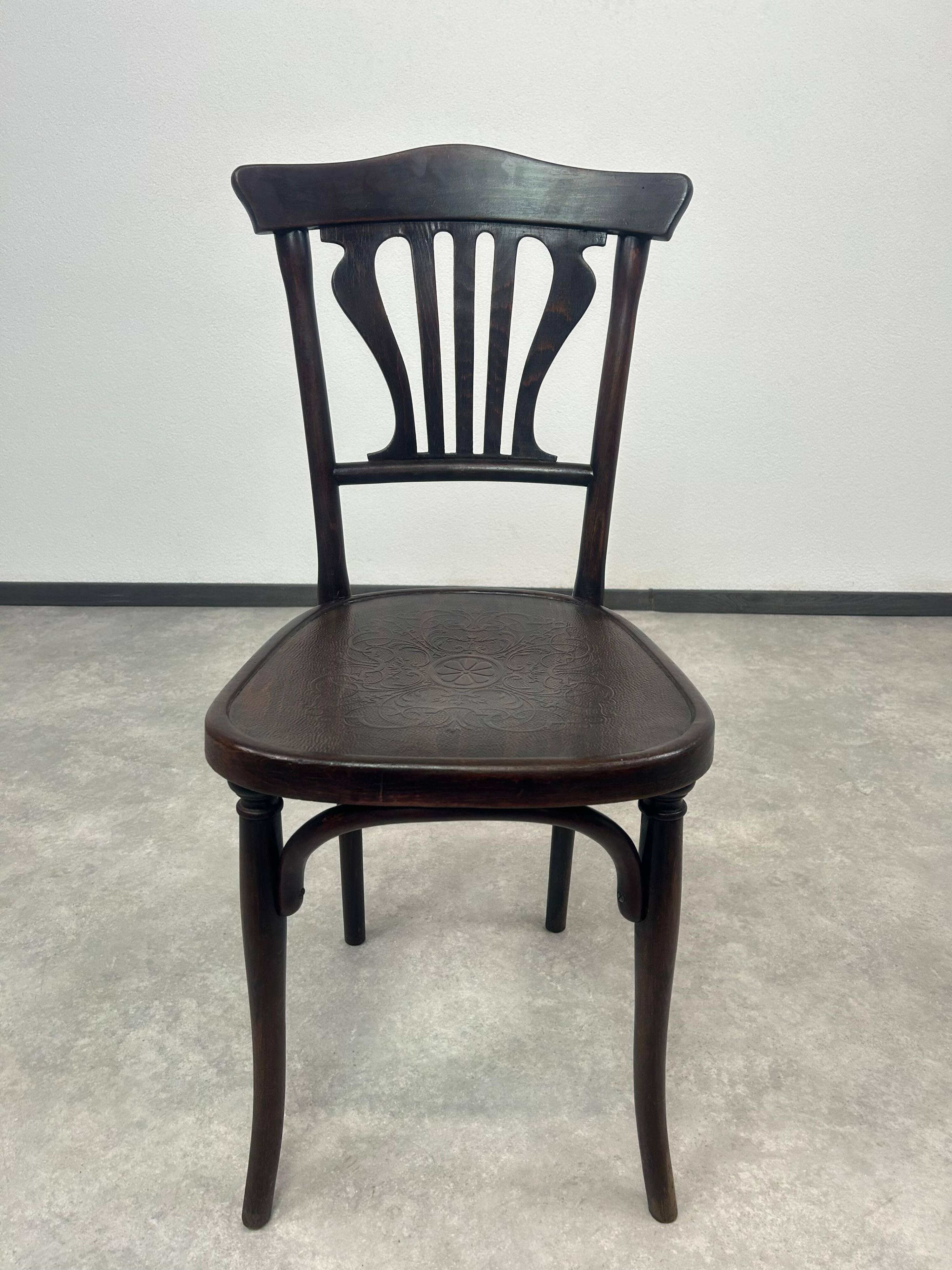 Curved wooden dining chair no. 228 by Thonet