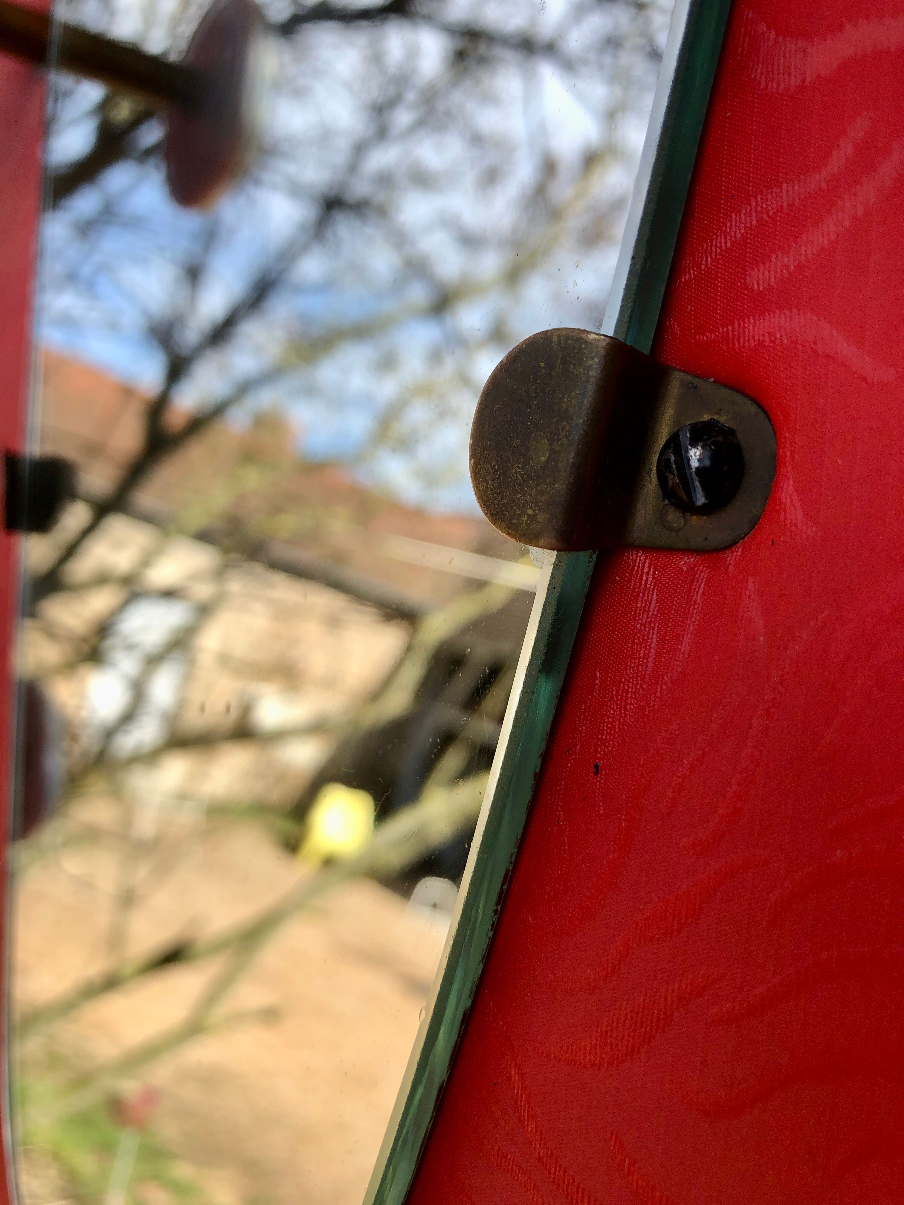 Porte-manteau rouge 1950 miroir forme libre patères laiton