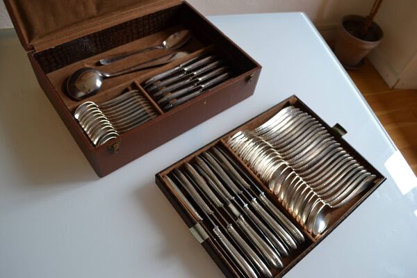 Ménagère métal argenté complète dans coffret 62 pièces