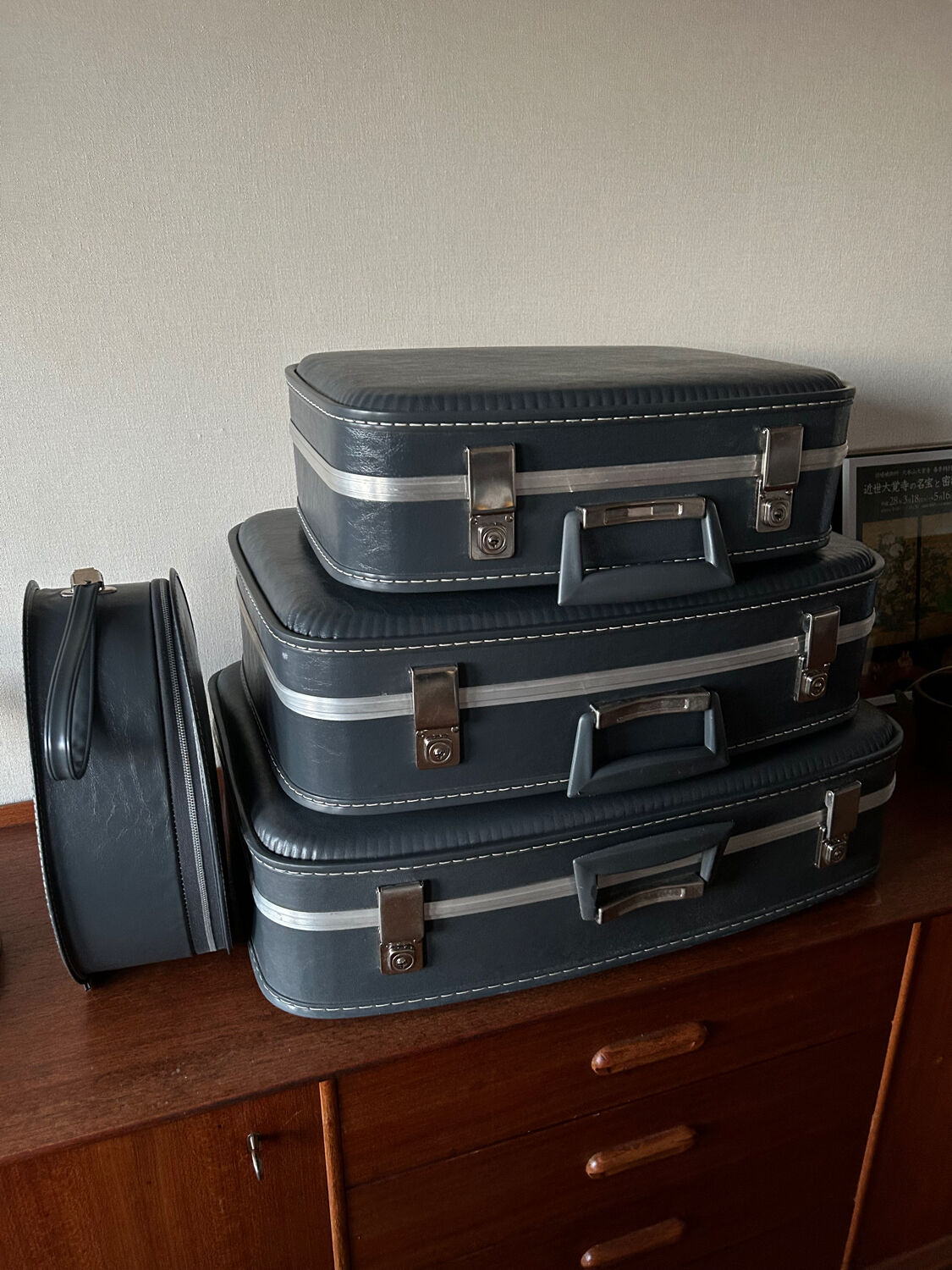 Complete set of "stewardess" nesting suitcases