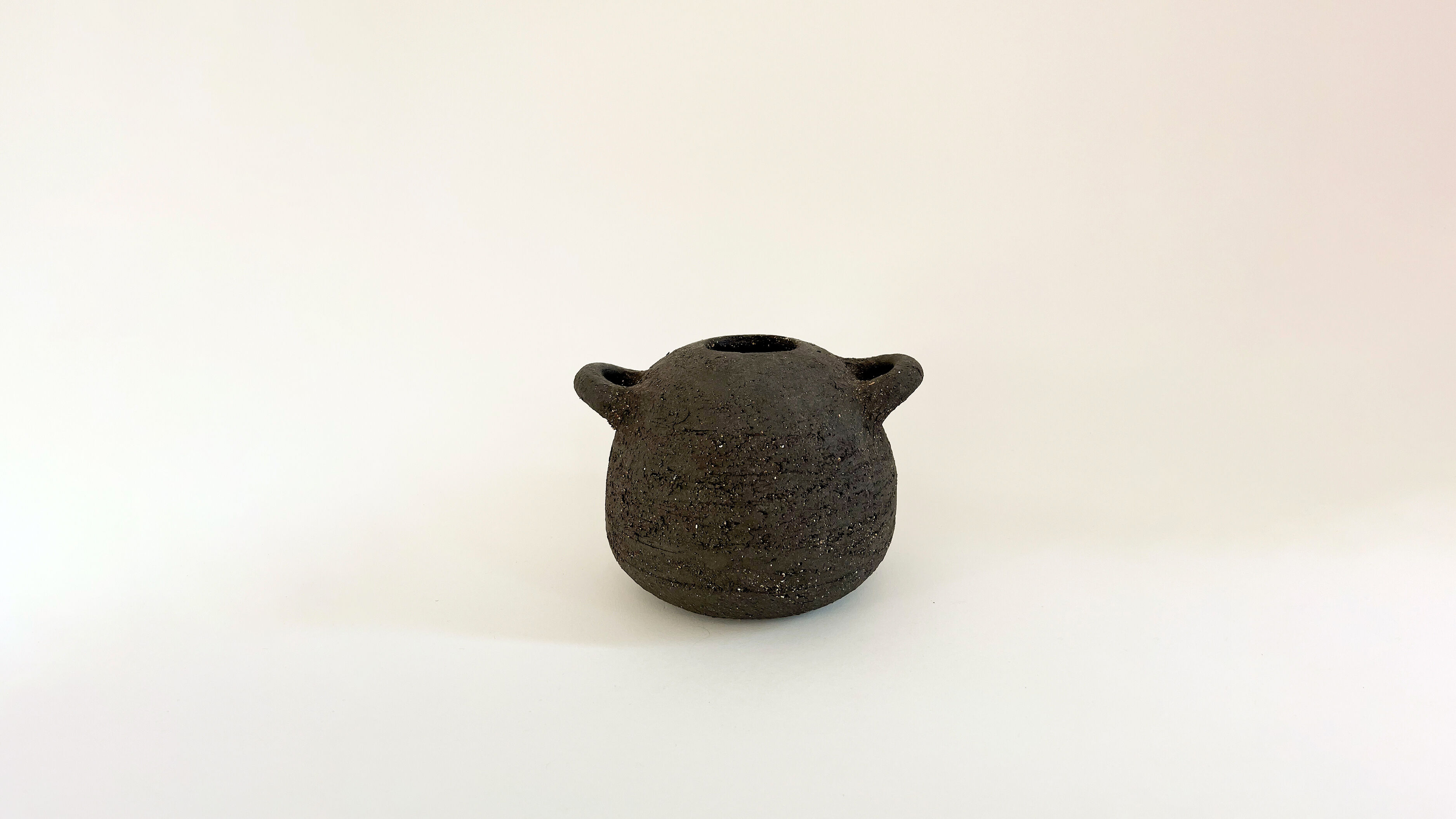 Black stoneware “bouboulita” vase