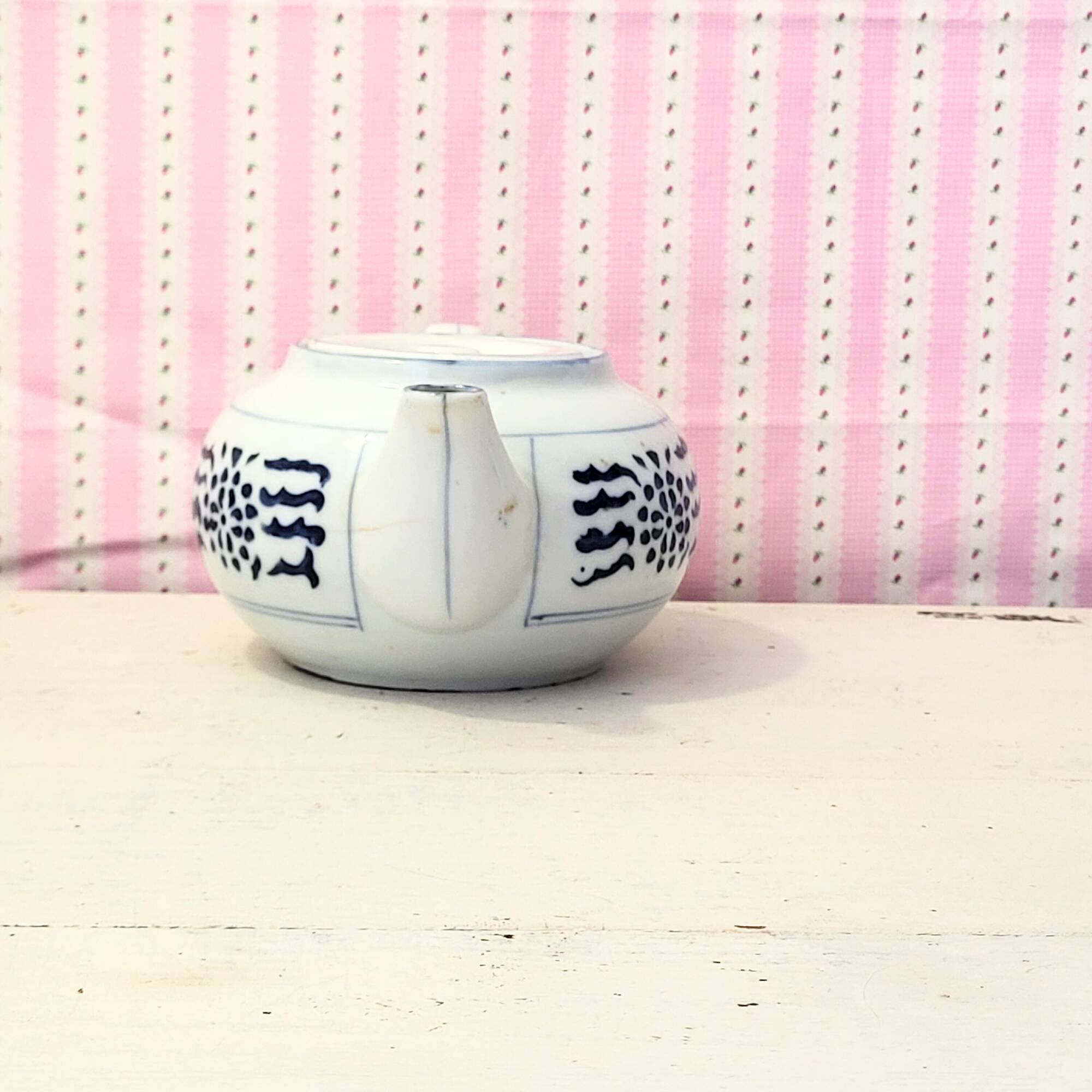 Antique white and blue Chinese porcelain teapot – floral decoration