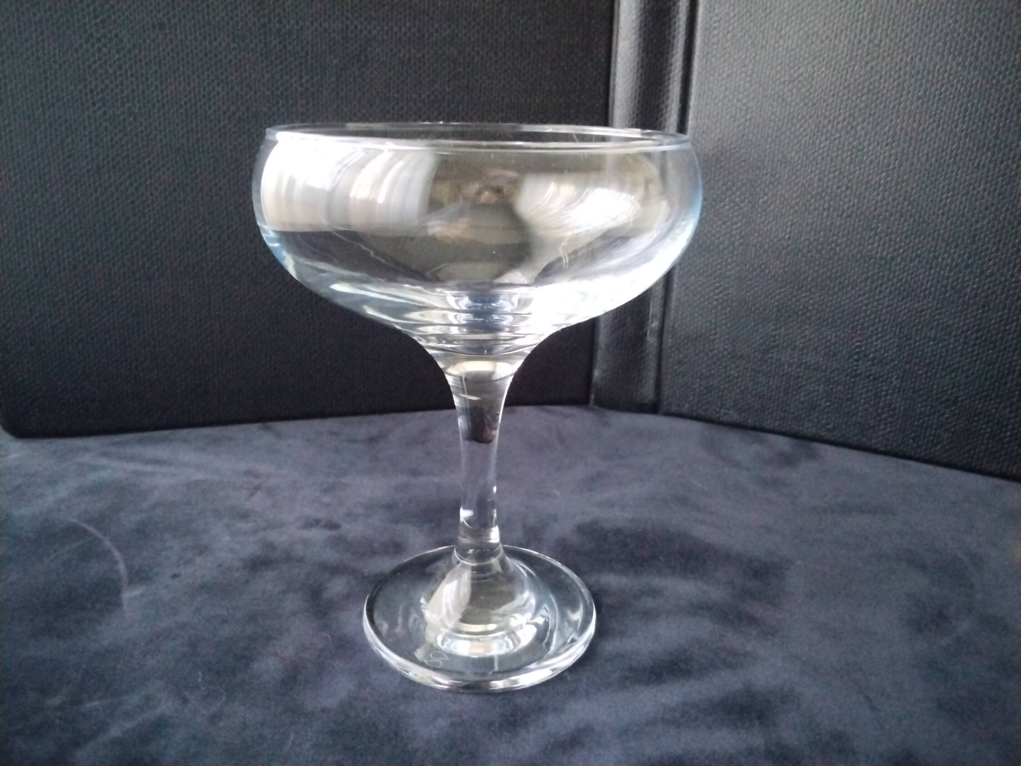 6 Large champagne glasses in plain glass or for starters or desserts