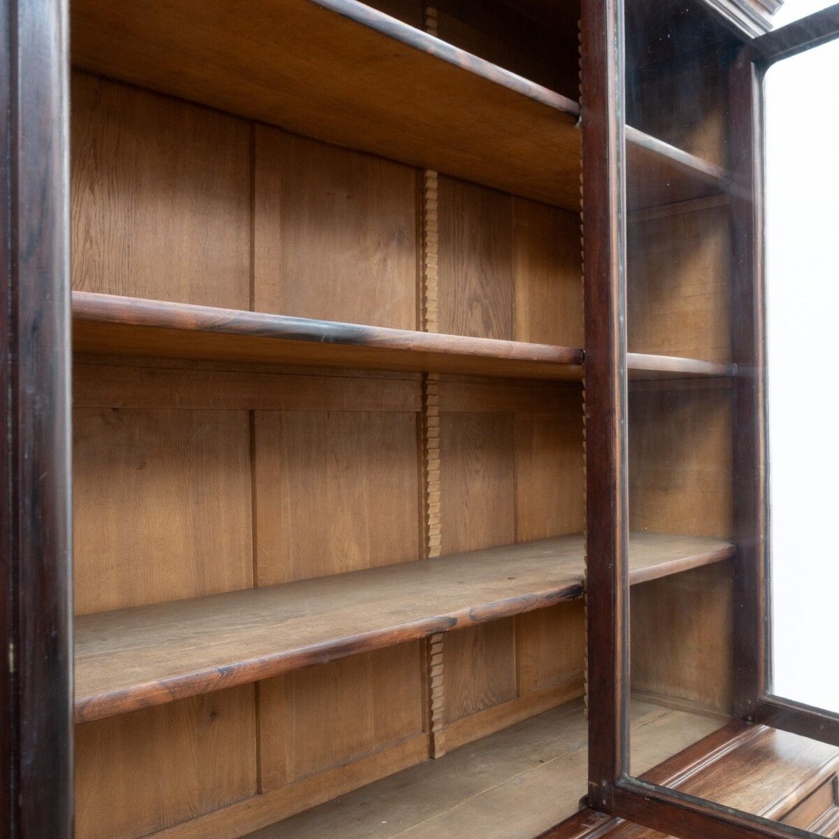 Large glass-fronted library in rosewood from the 19th century.