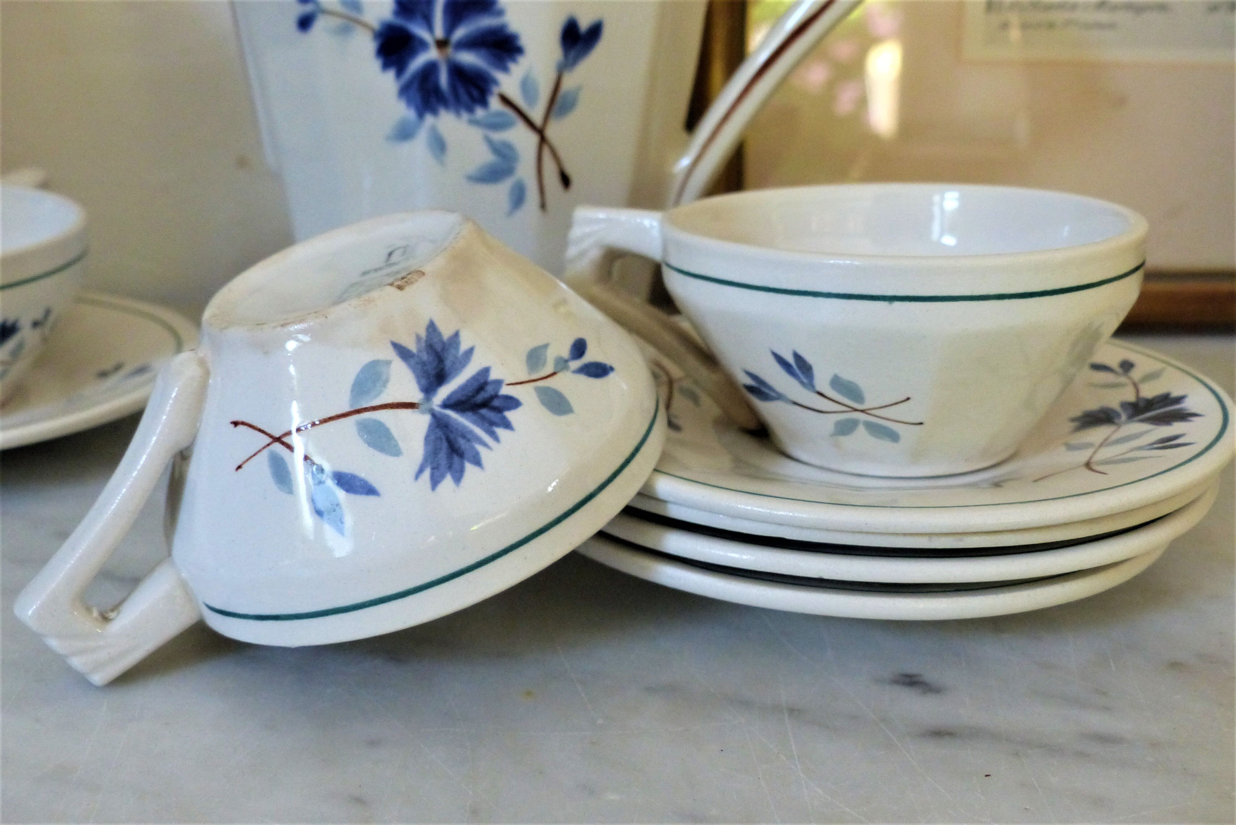 Dix tasses à café St Amand