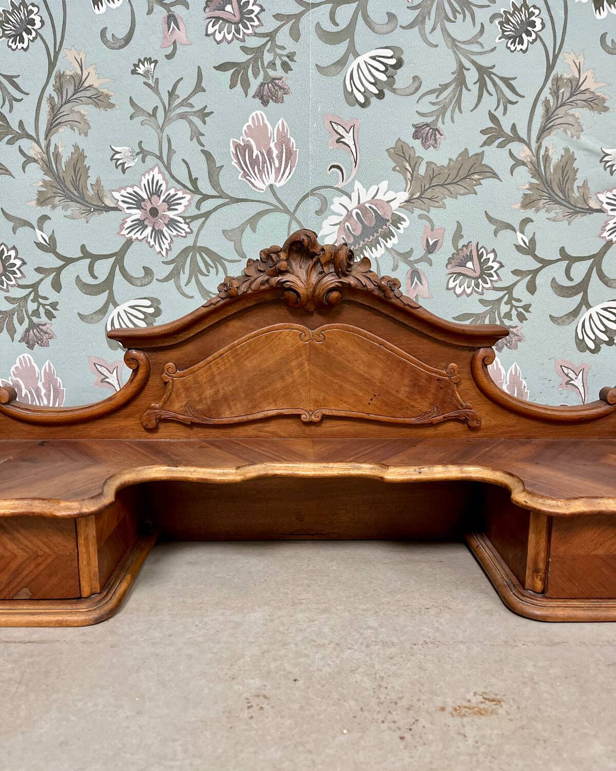 Shabby chic wall shelf