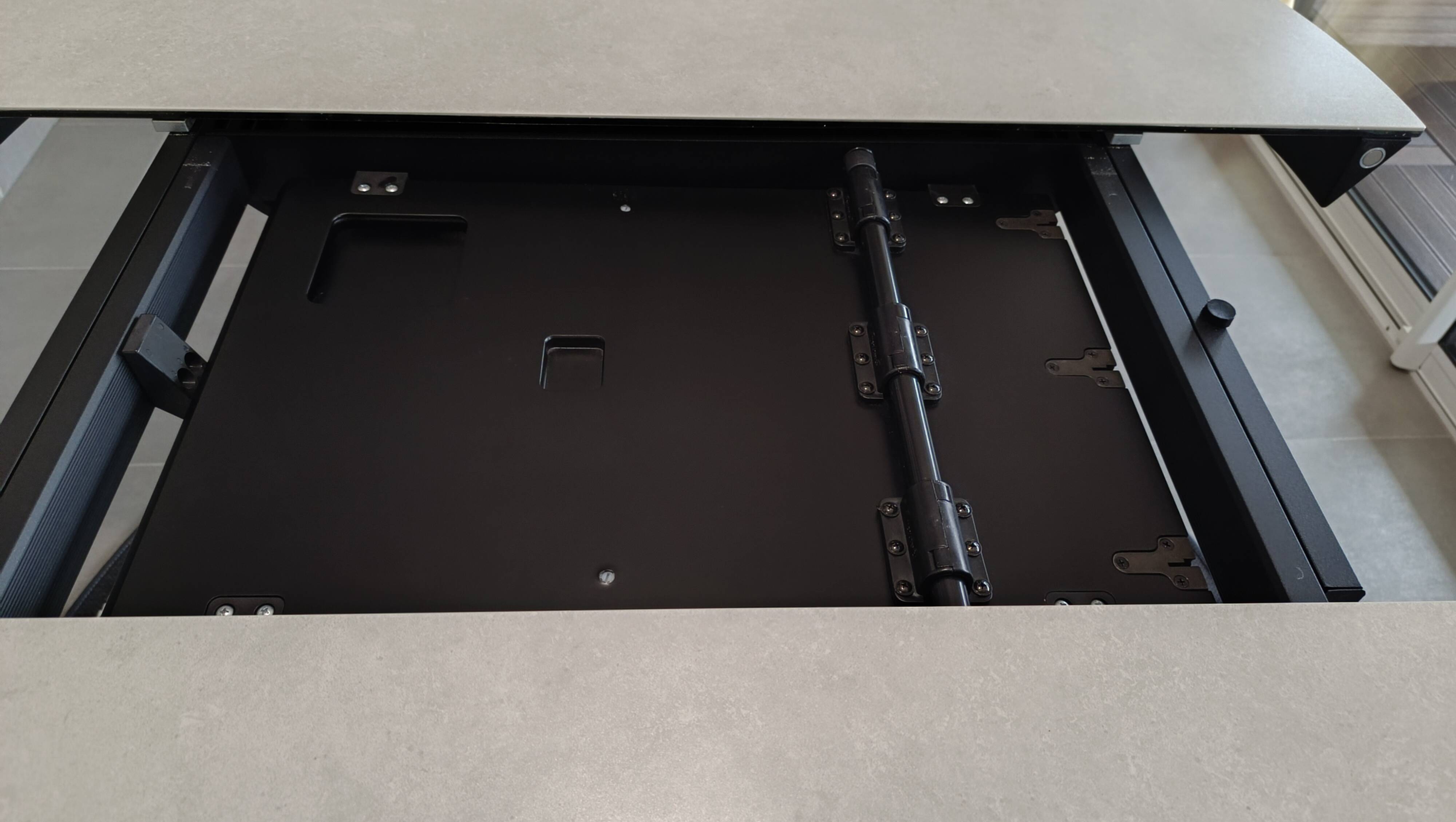 Round dining table (diam. 125 cm) in ceramic