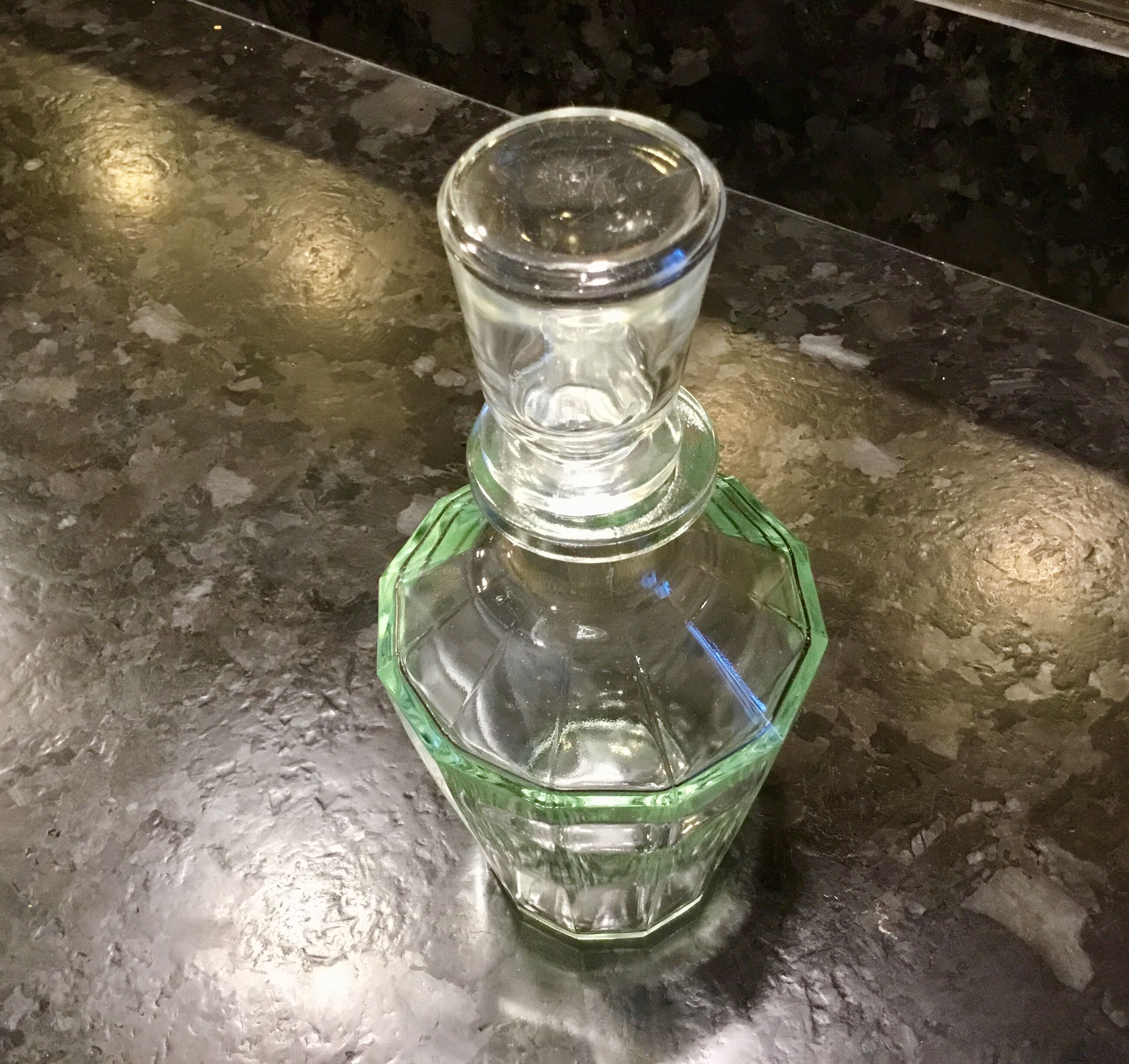 Carafe vintage en verre à 12 pans avec son bouchon