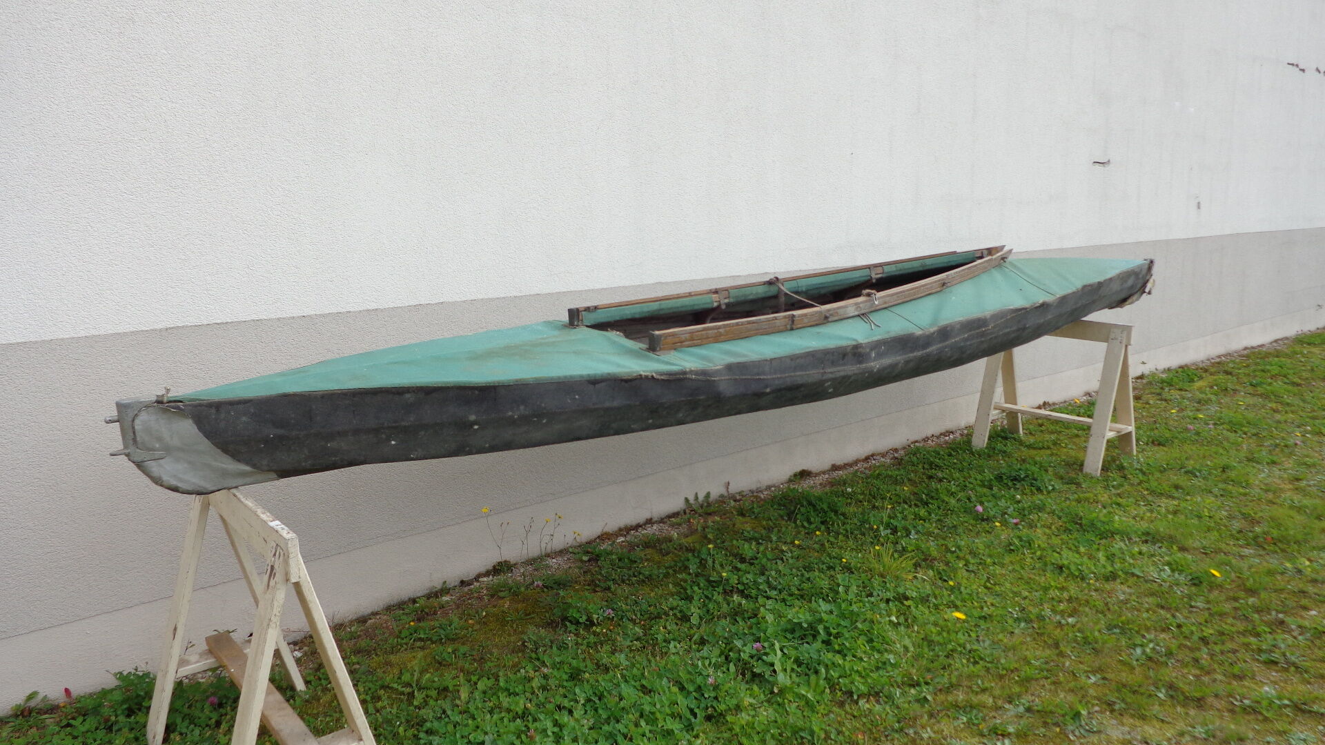 Canoé en bois et tissu