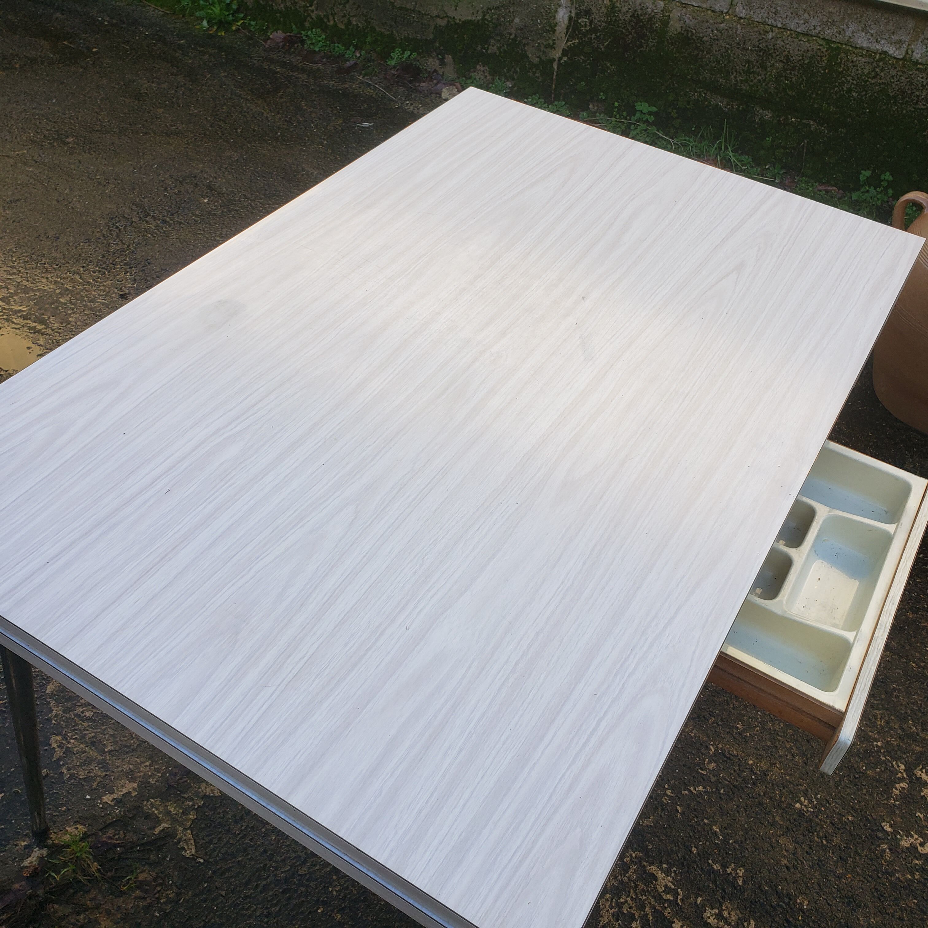 Formica table with extensions