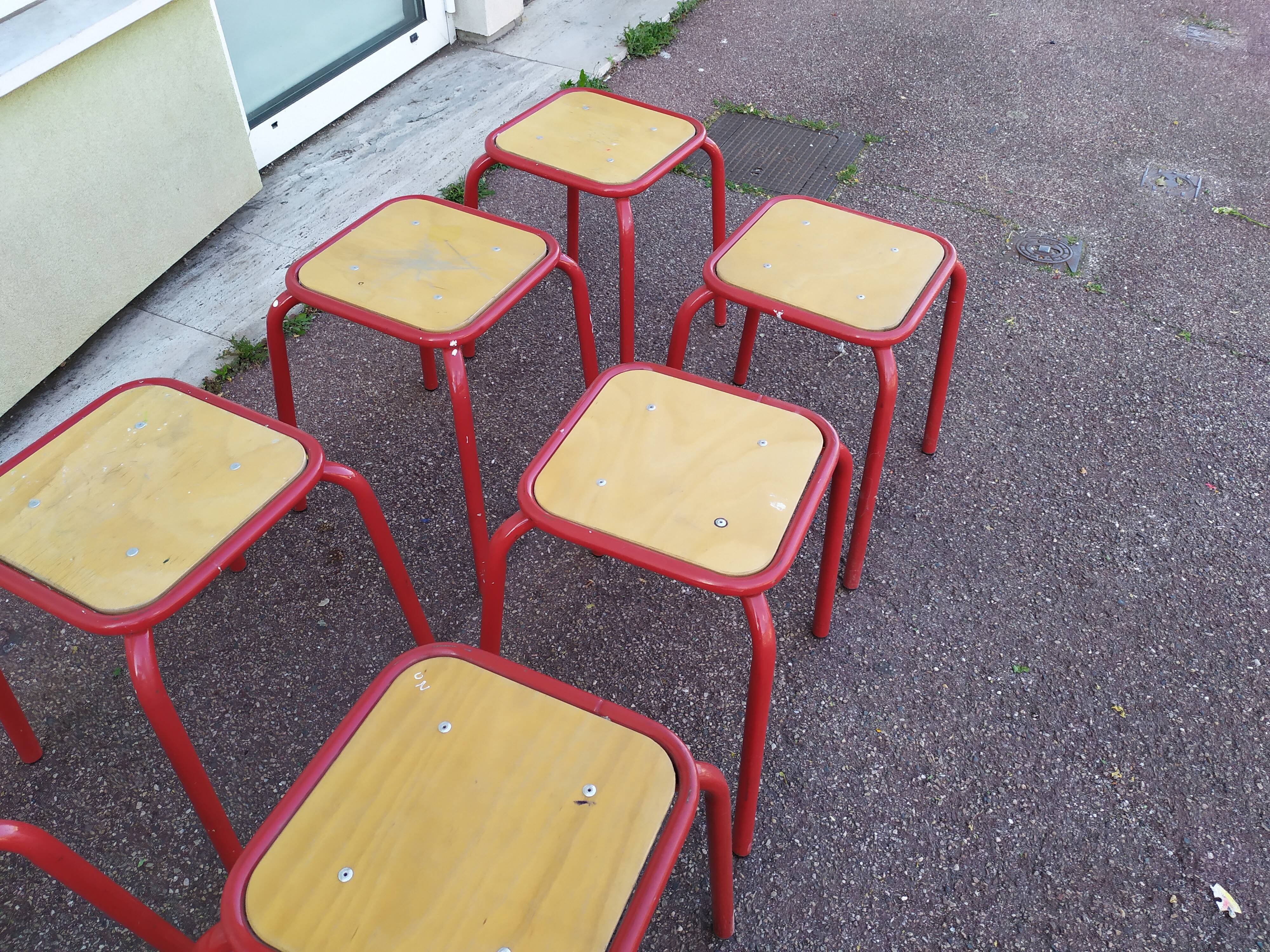 Lot de 10 tabouret bas carré en métal rouge - bois - atelier - industriel